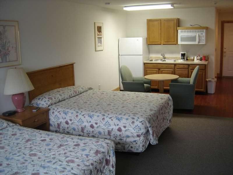 Queen Room with Two Queen Beds photo 1