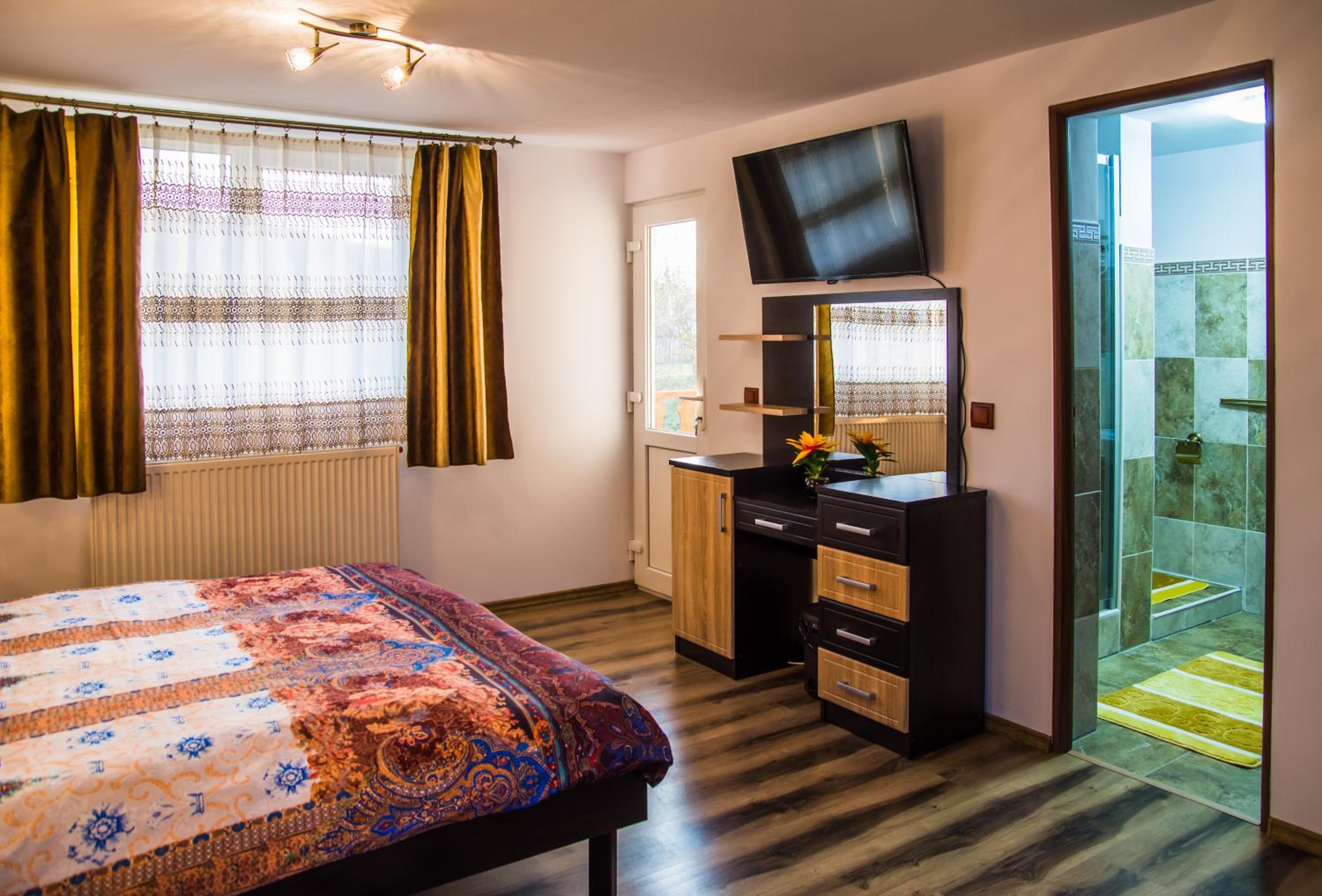 Deluxe Double Room with Balcony - Photo 3