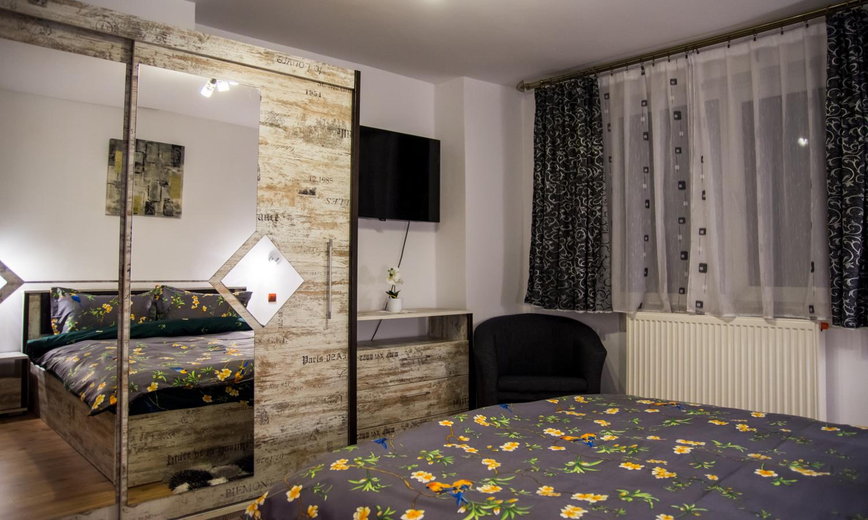 Deluxe Family Room - Photo 8