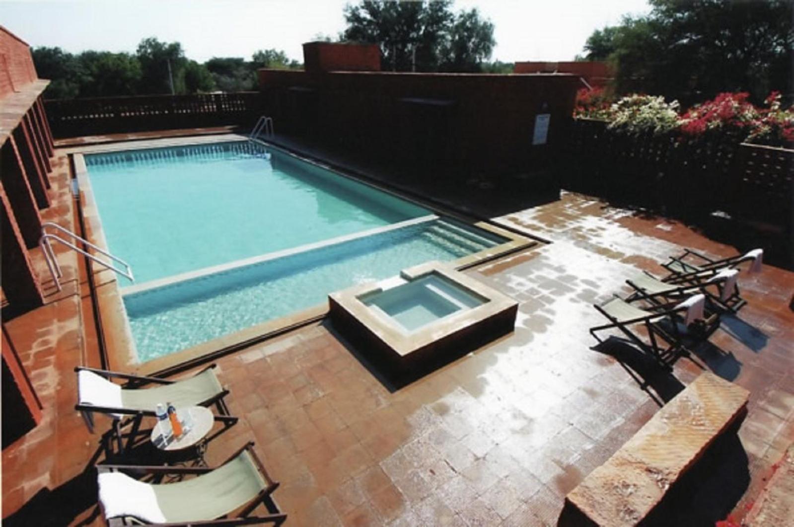 Double Room with Pool View - Photo 4
