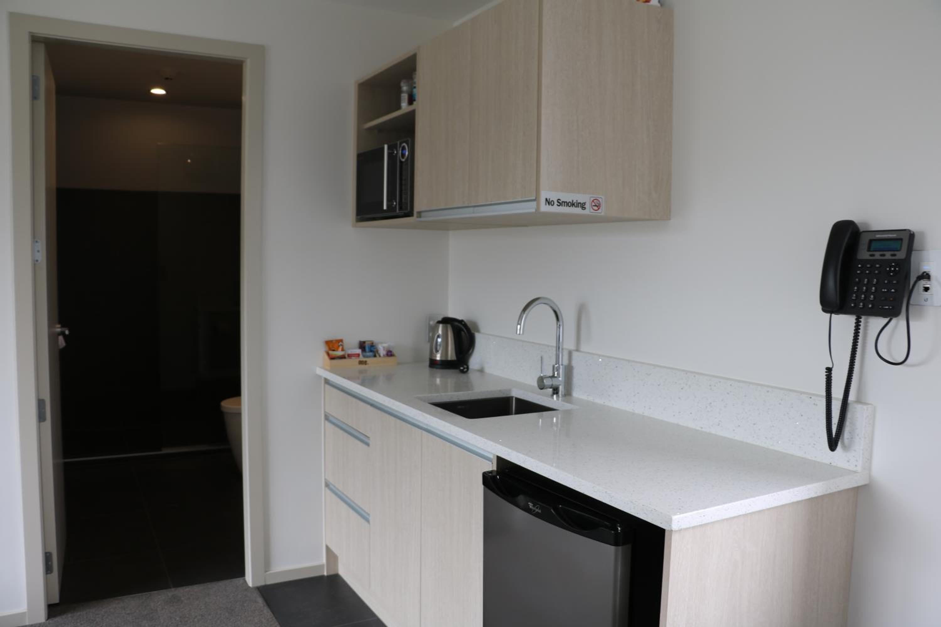 Executive One-Bedroom Apartment - Photo 6