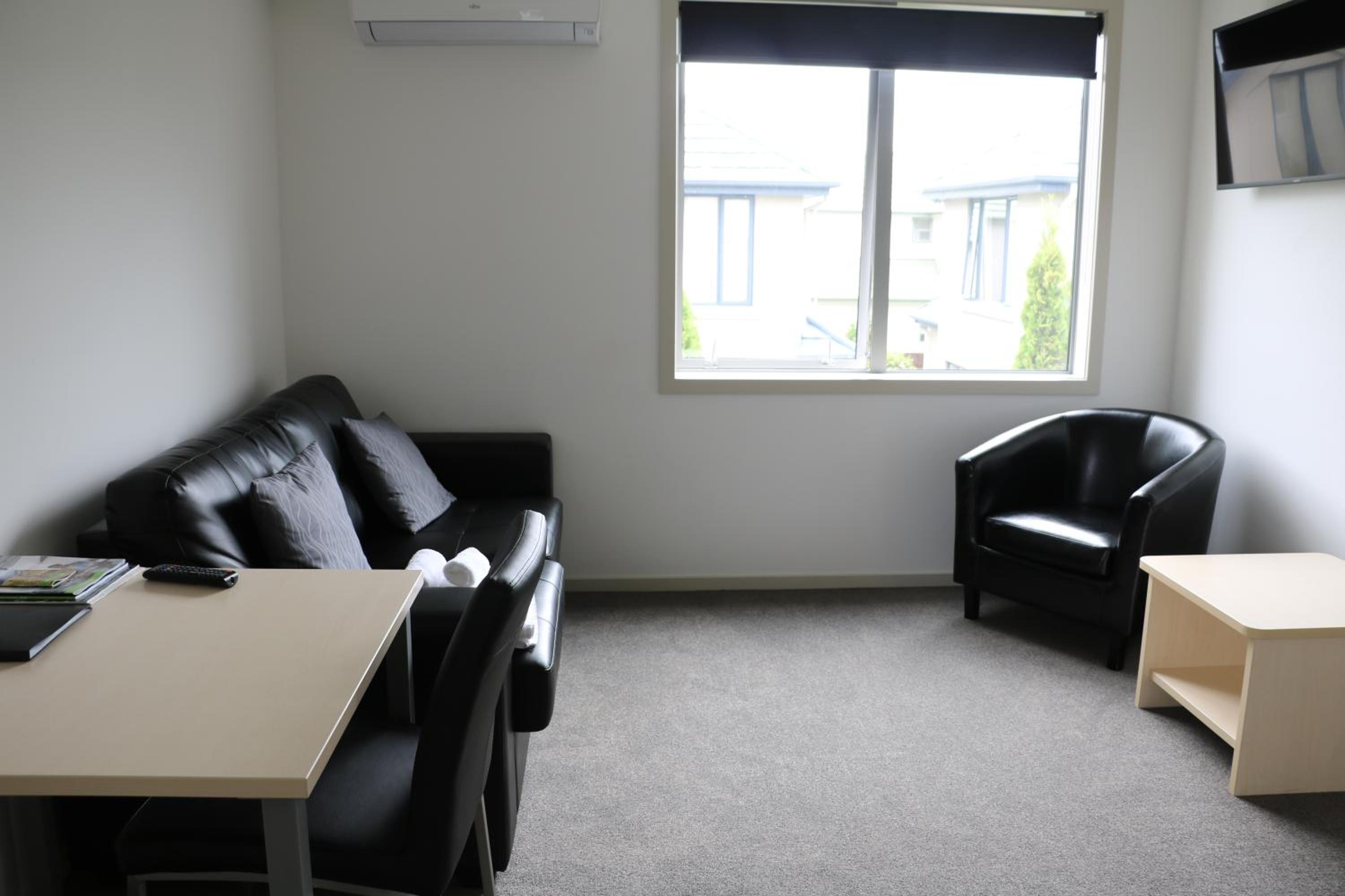 Executive One-Bedroom Apartment - Photo 2
