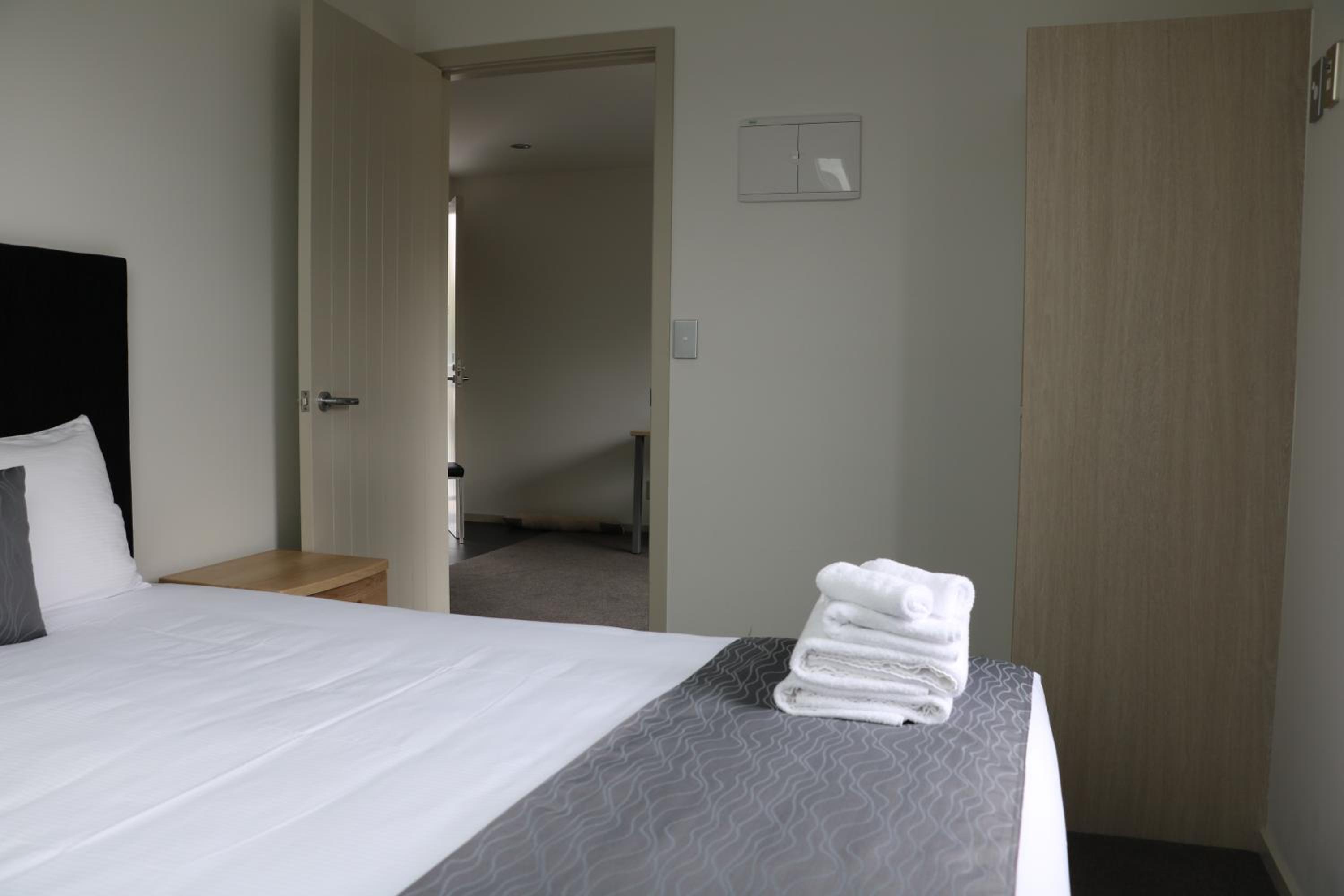 Executive One-Bedroom Apartment - Photo 4