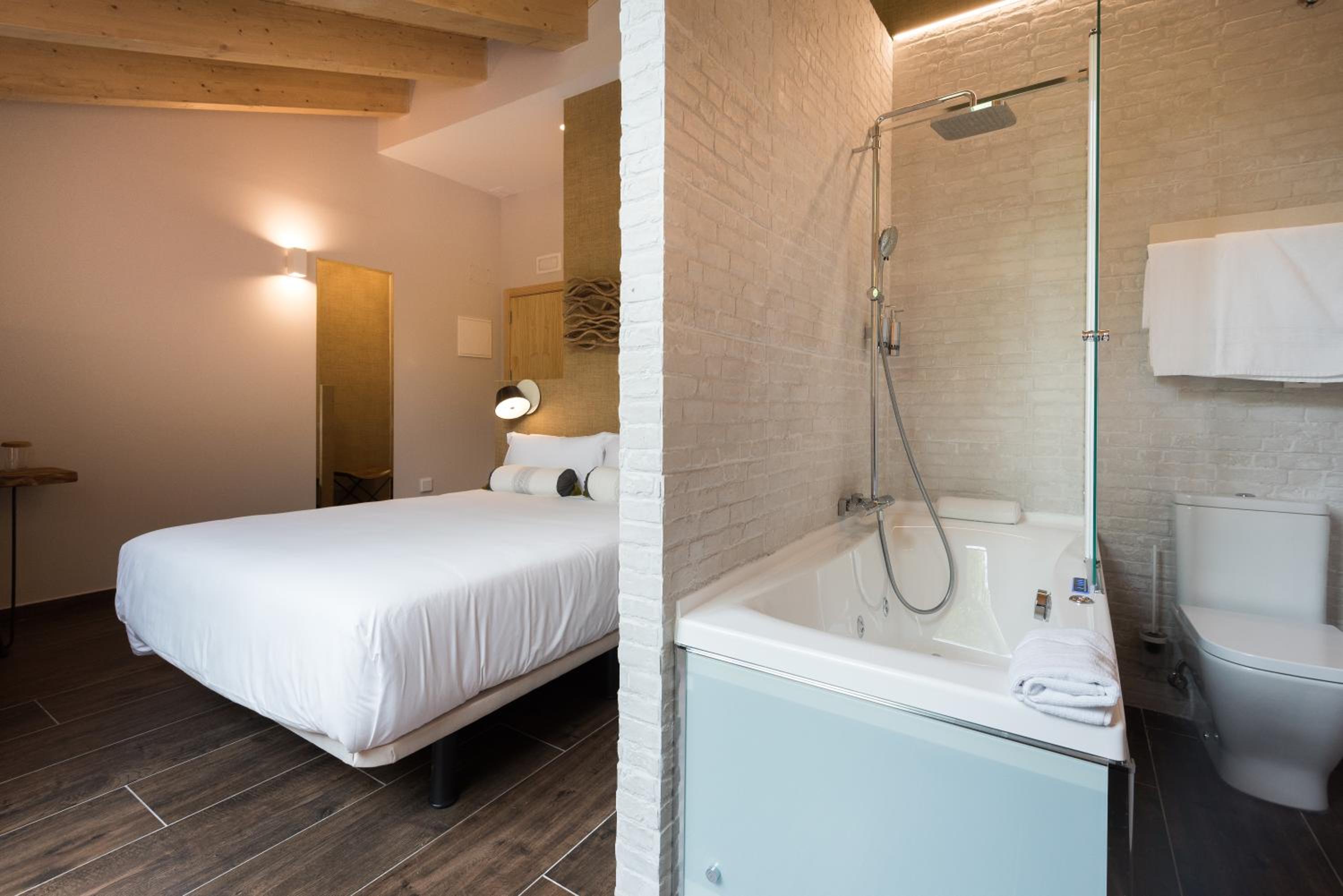 Double Room with Spa Bath photo 3