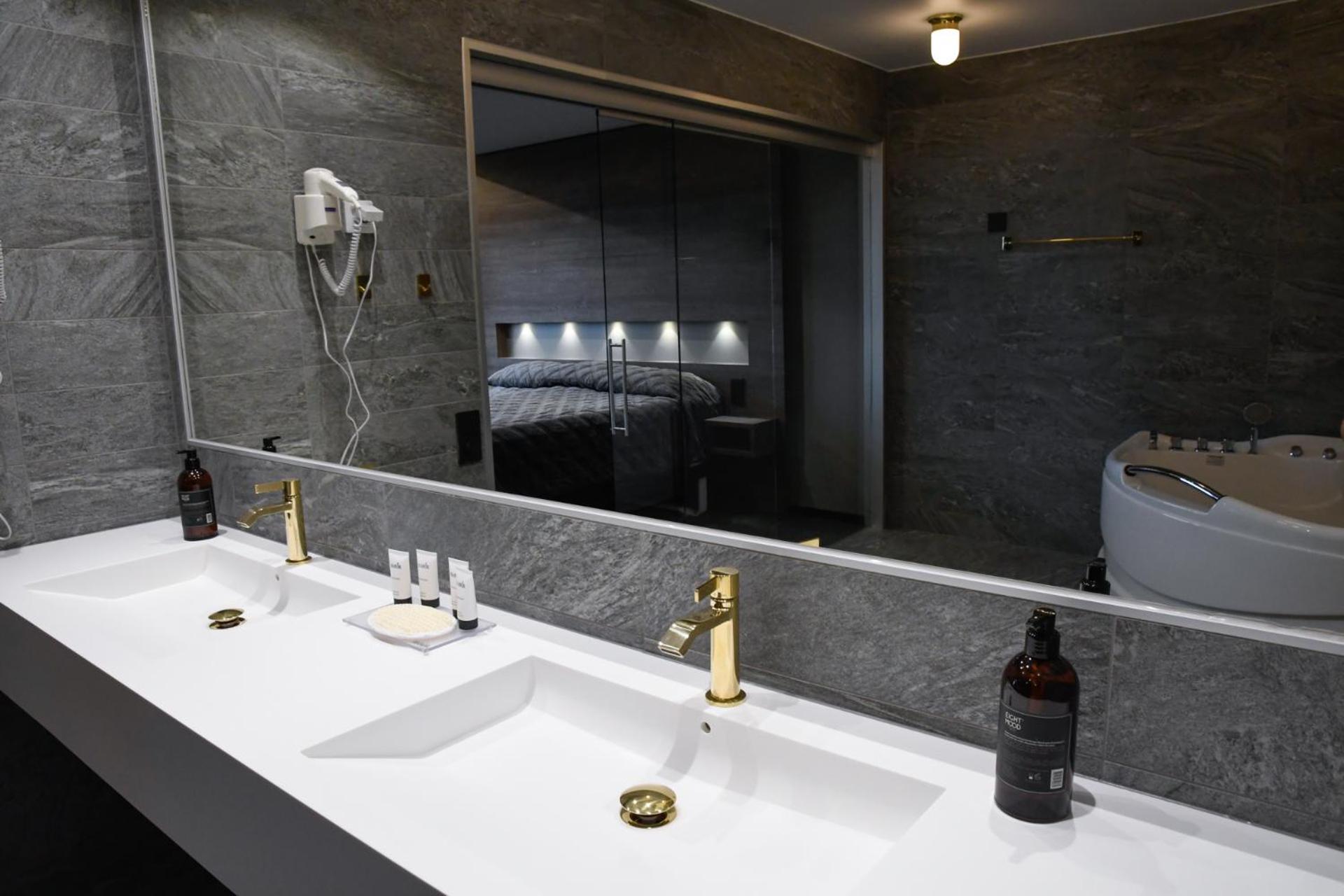 Superior Suite with Sea View - Photo 3
