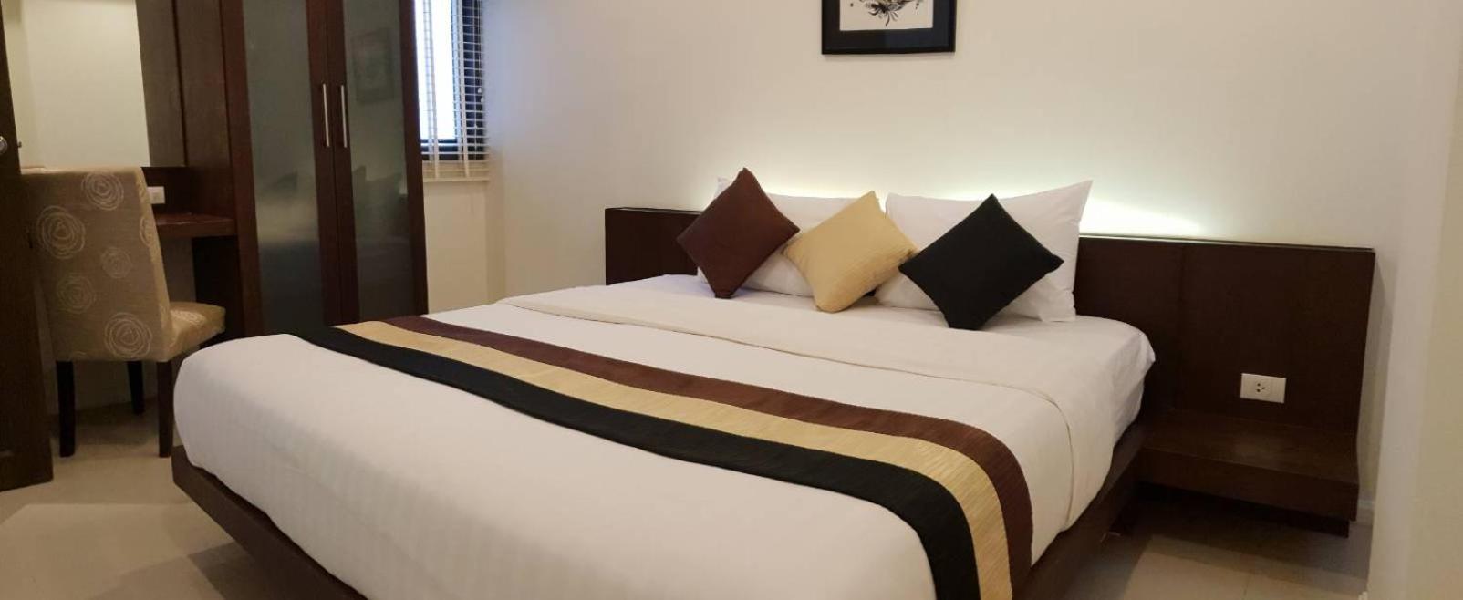 Deluxe King Suite photo 2