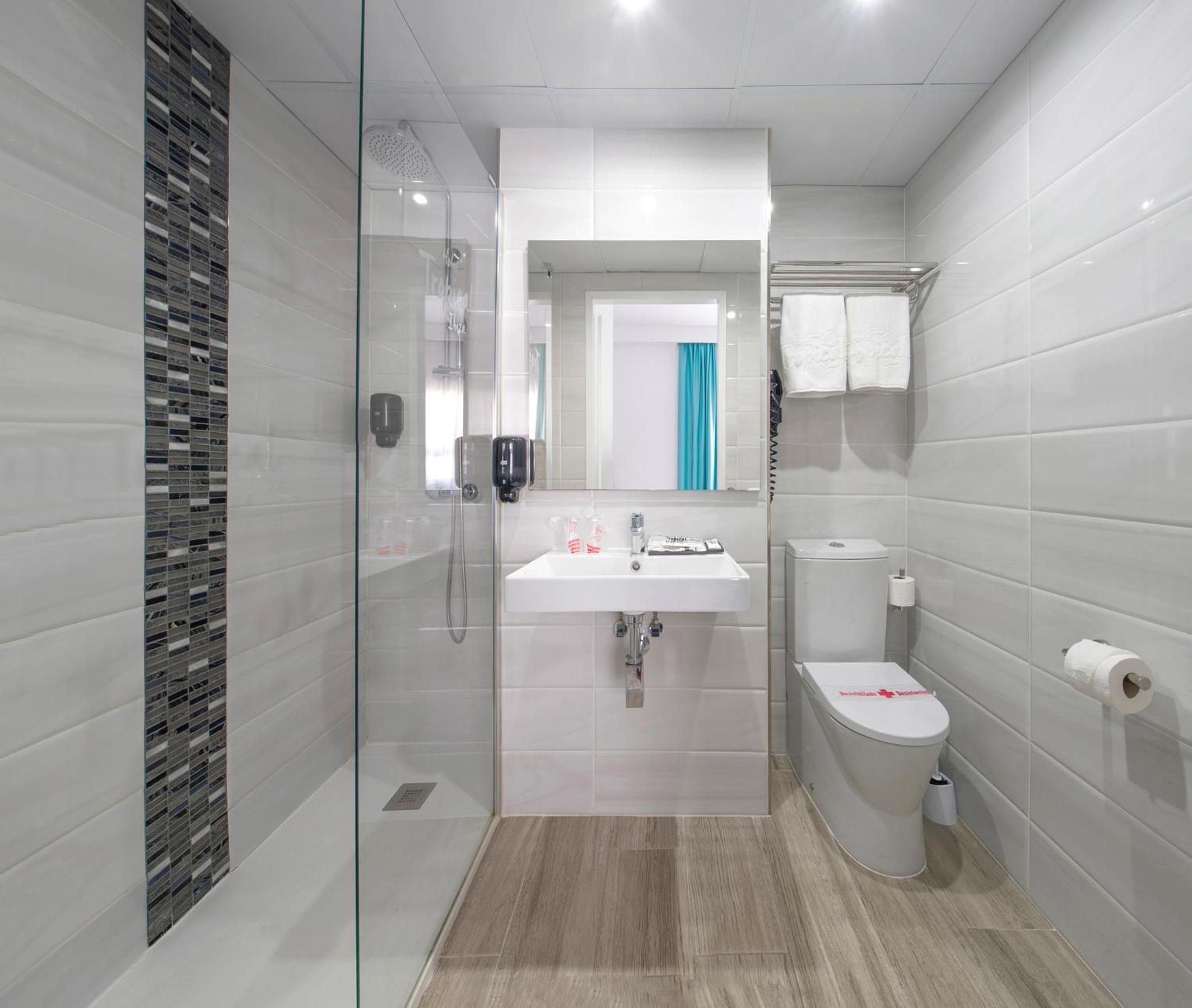 Twin Room with Balcony - Photo 6