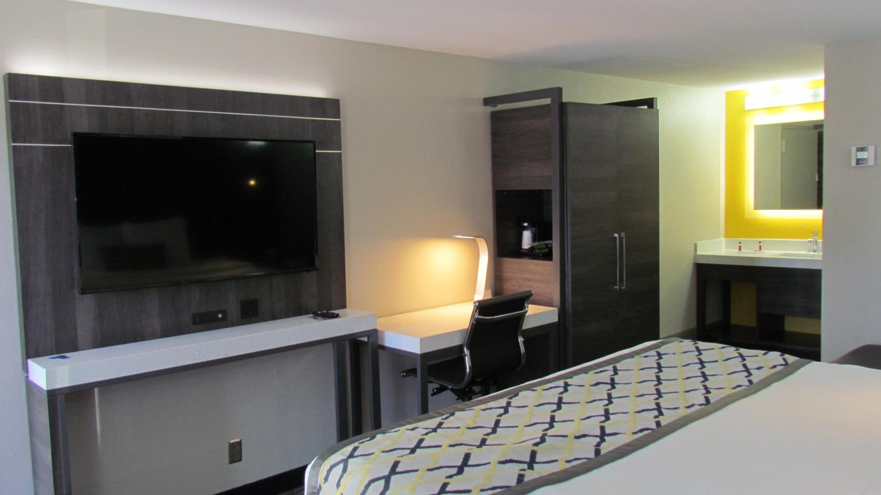 Deluxe King Room - Non-Smoking - Photo 10