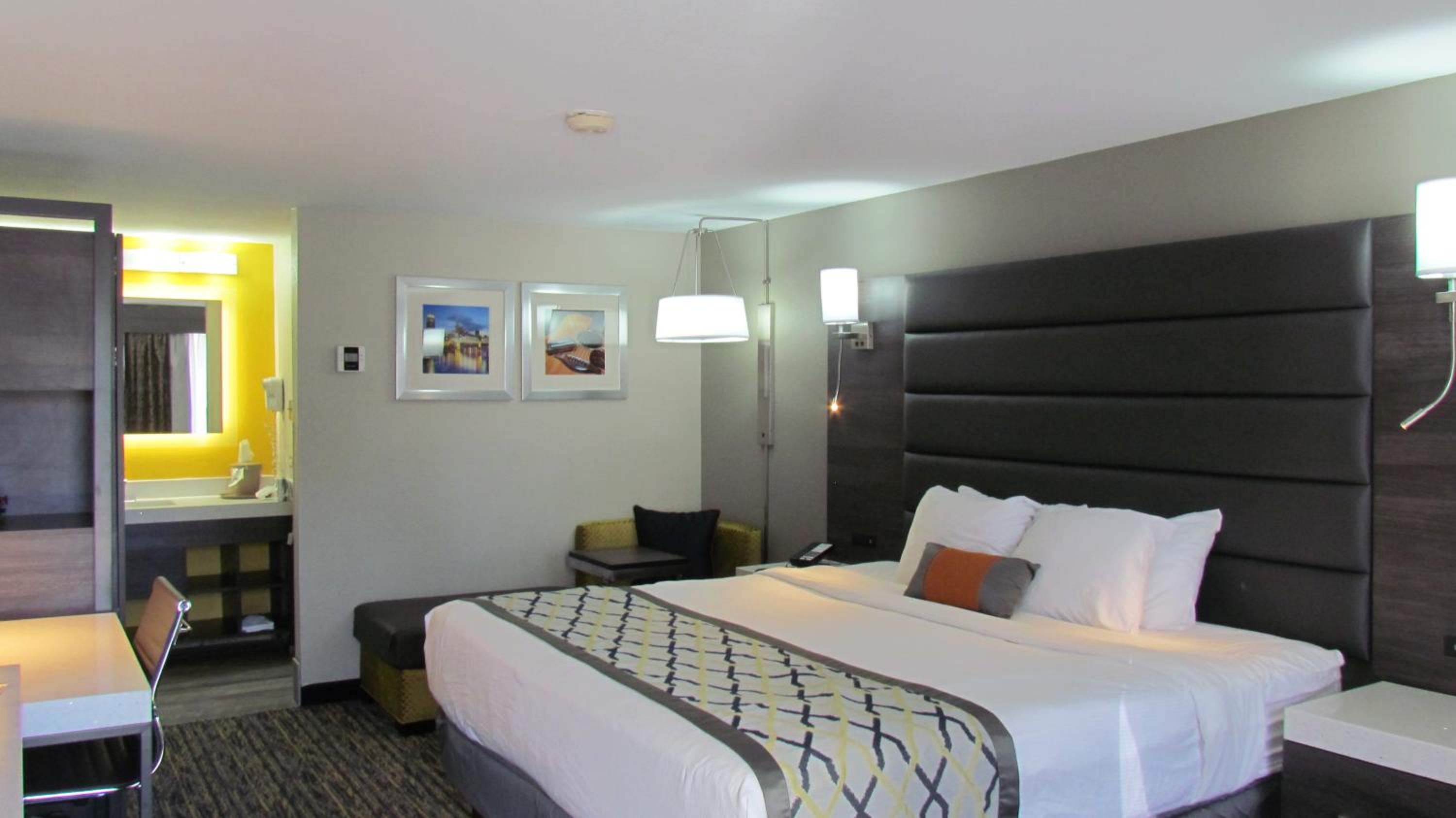 Deluxe King Room - Non-Smoking - Photo 8