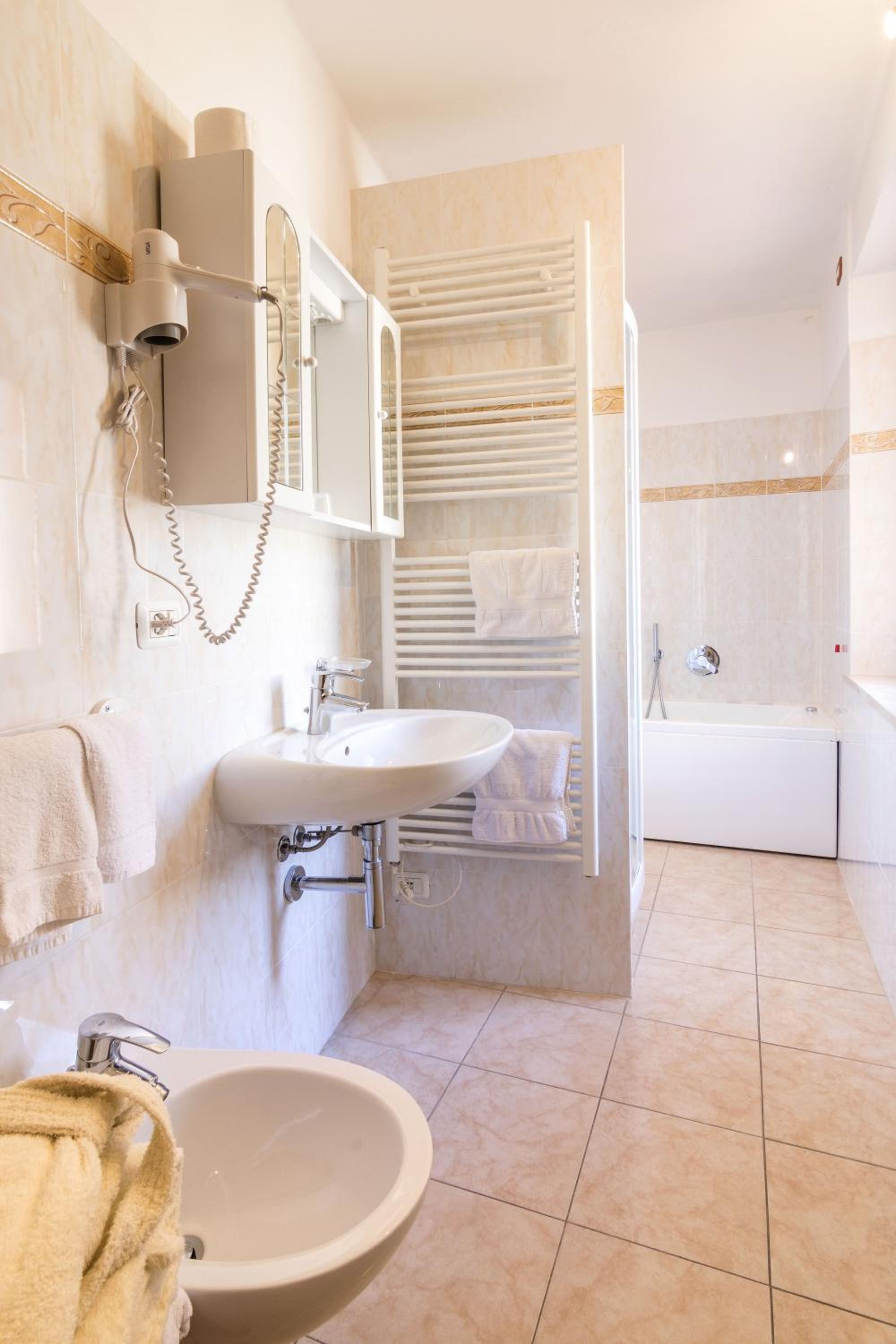 Double Room with Spa Bath photo 3