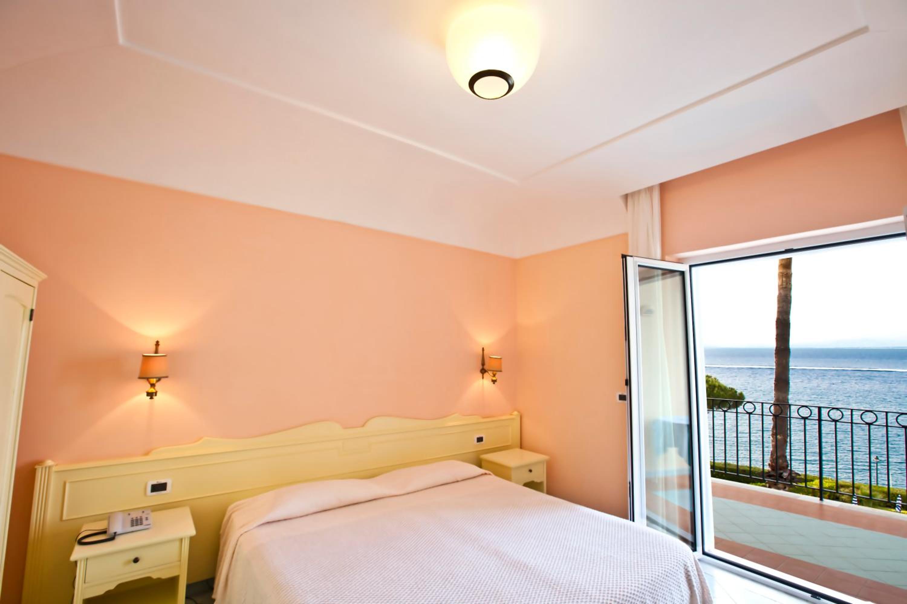 Double or Twin Room with Balcony and Sea View photo 1