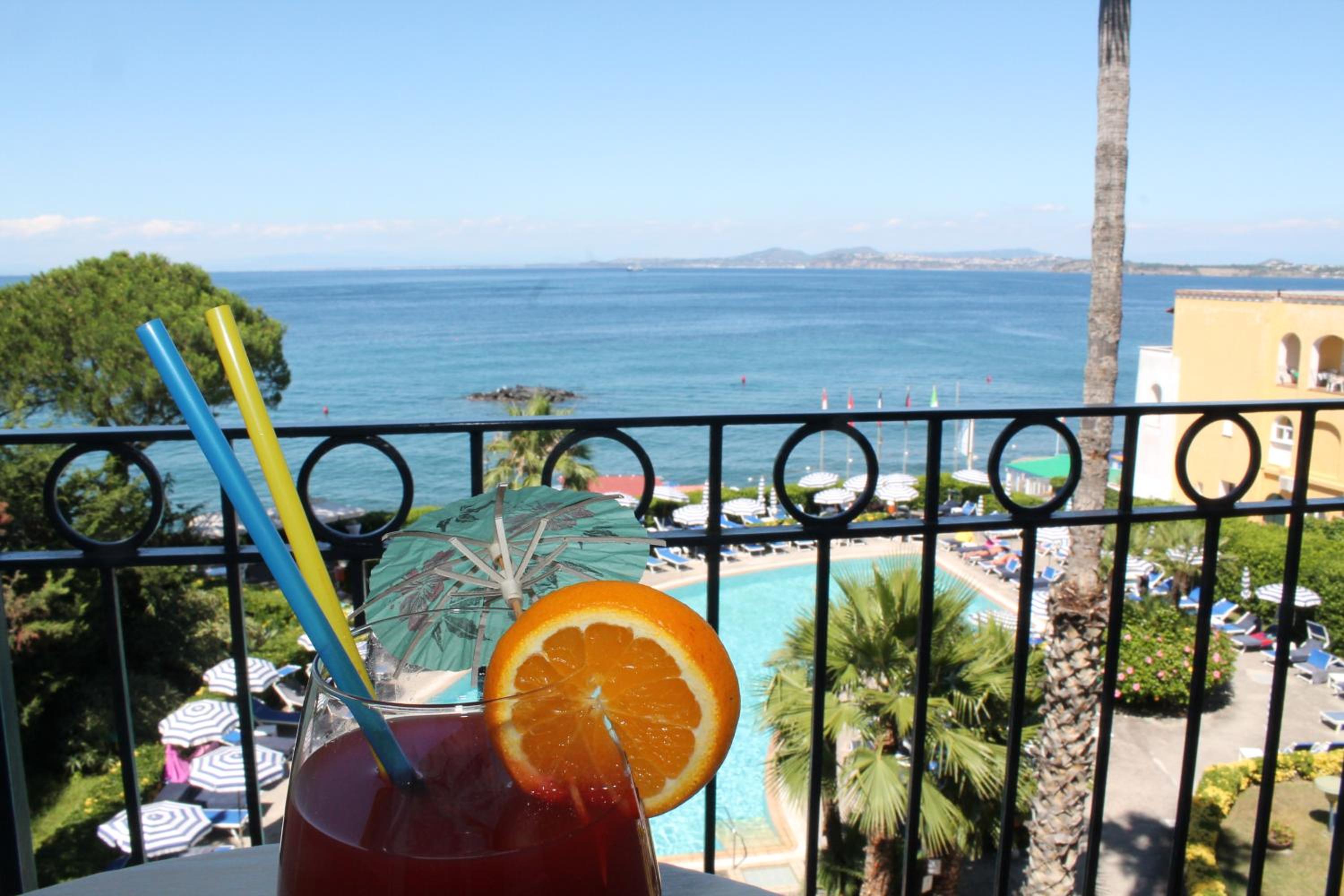 Double or Twin Room with Balcony and Sea View photo 3