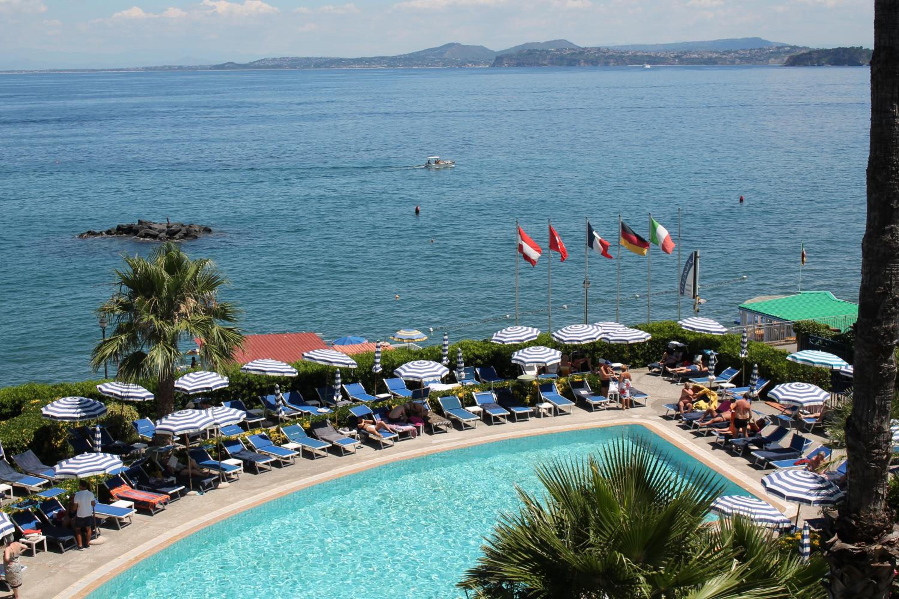 Double or Twin Room with Balcony and Sea View photo 2