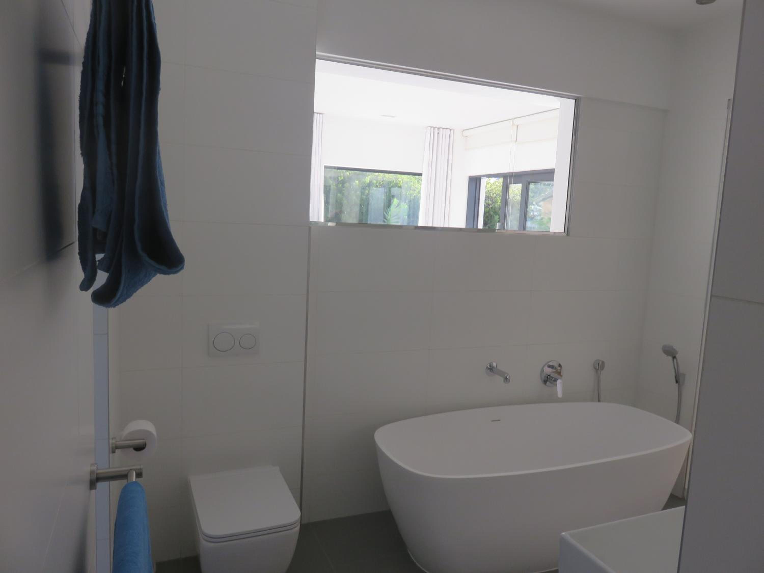 Queen Room with Pool View - Photo 11