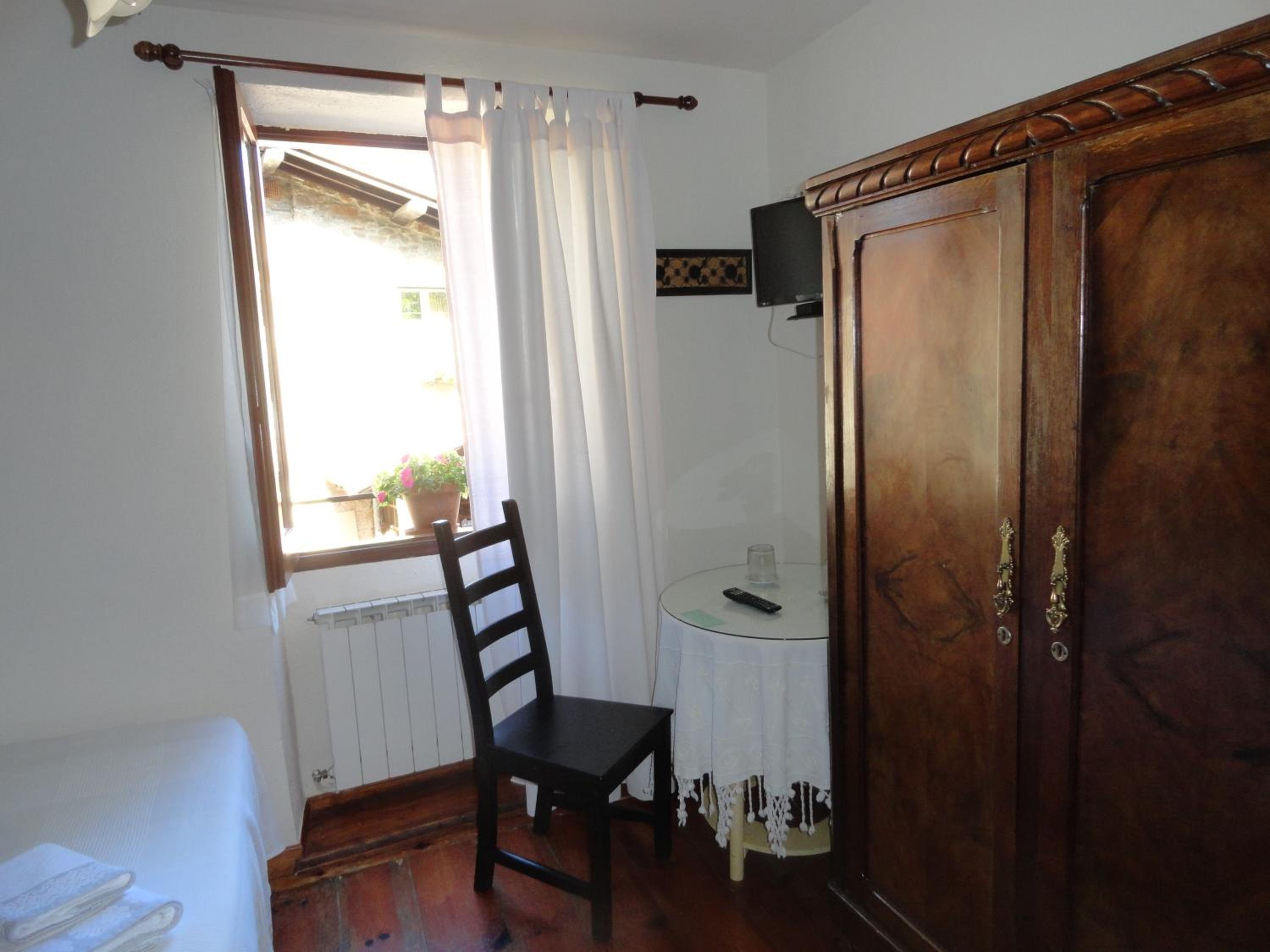 Standard Twin Room With Shared Bathroom photo 3