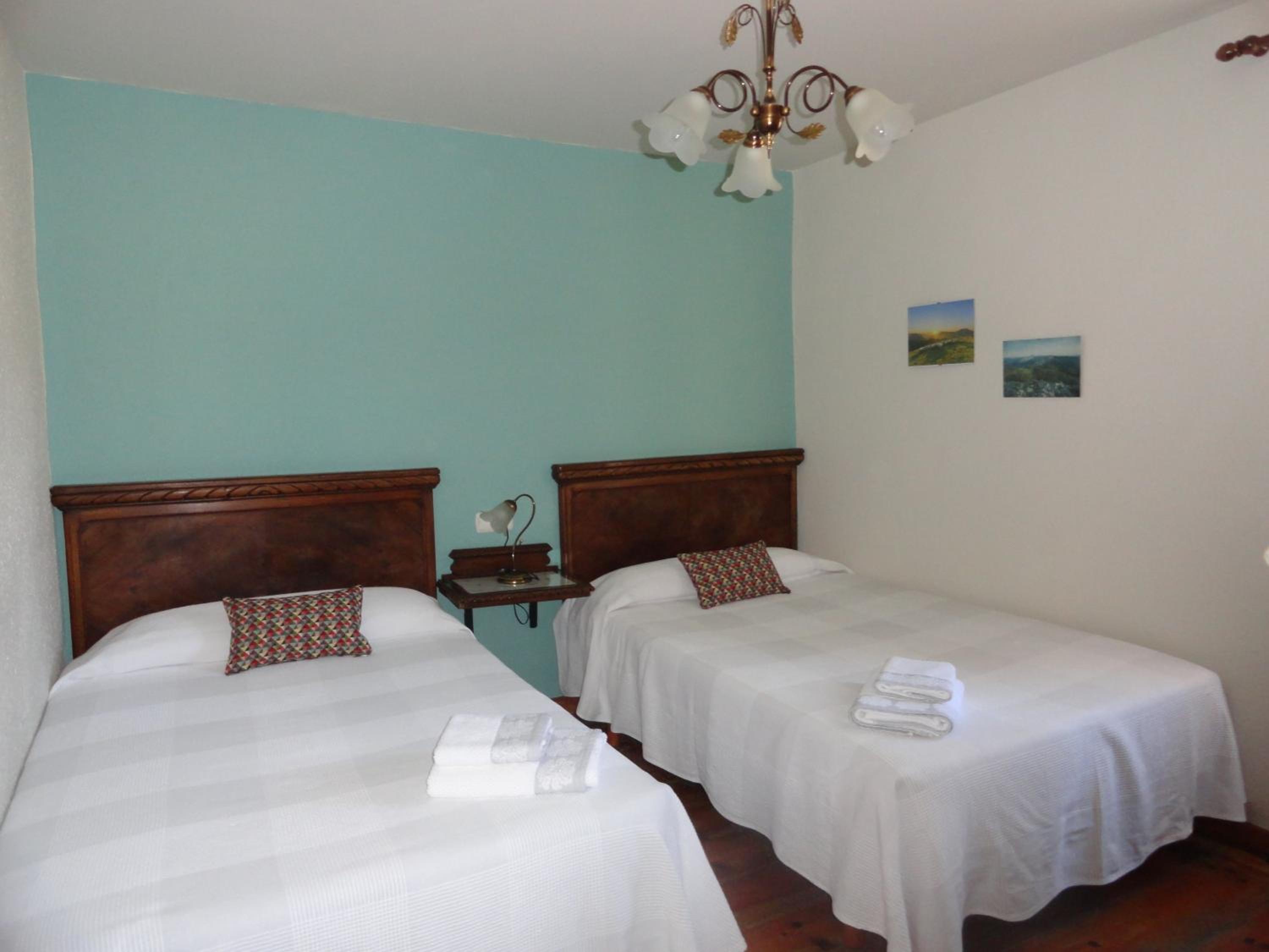 Habitación Estándar con Dos Camas y Baño Compartido