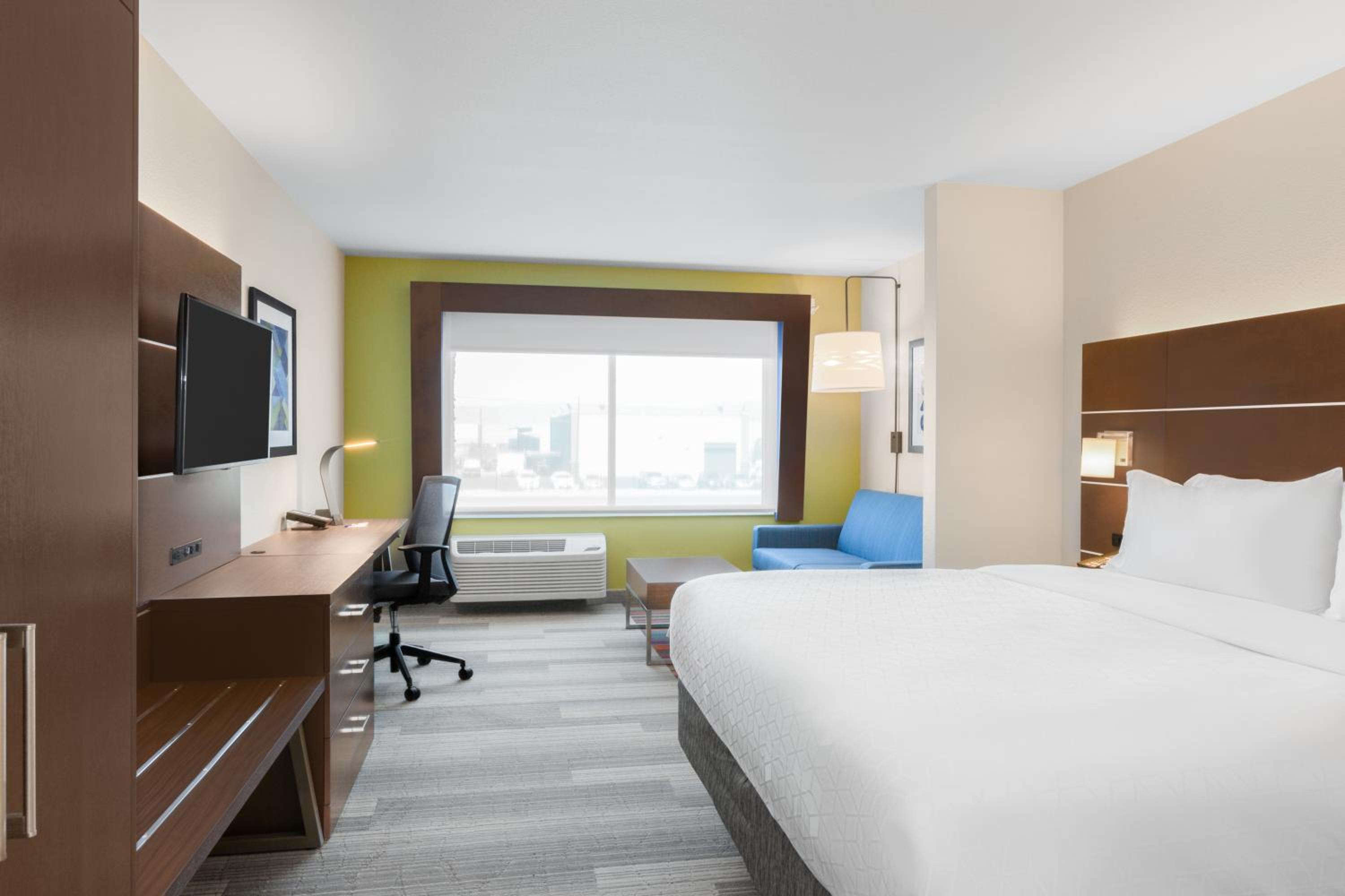 Suite - Hearing Accessible - Non-Smoking
