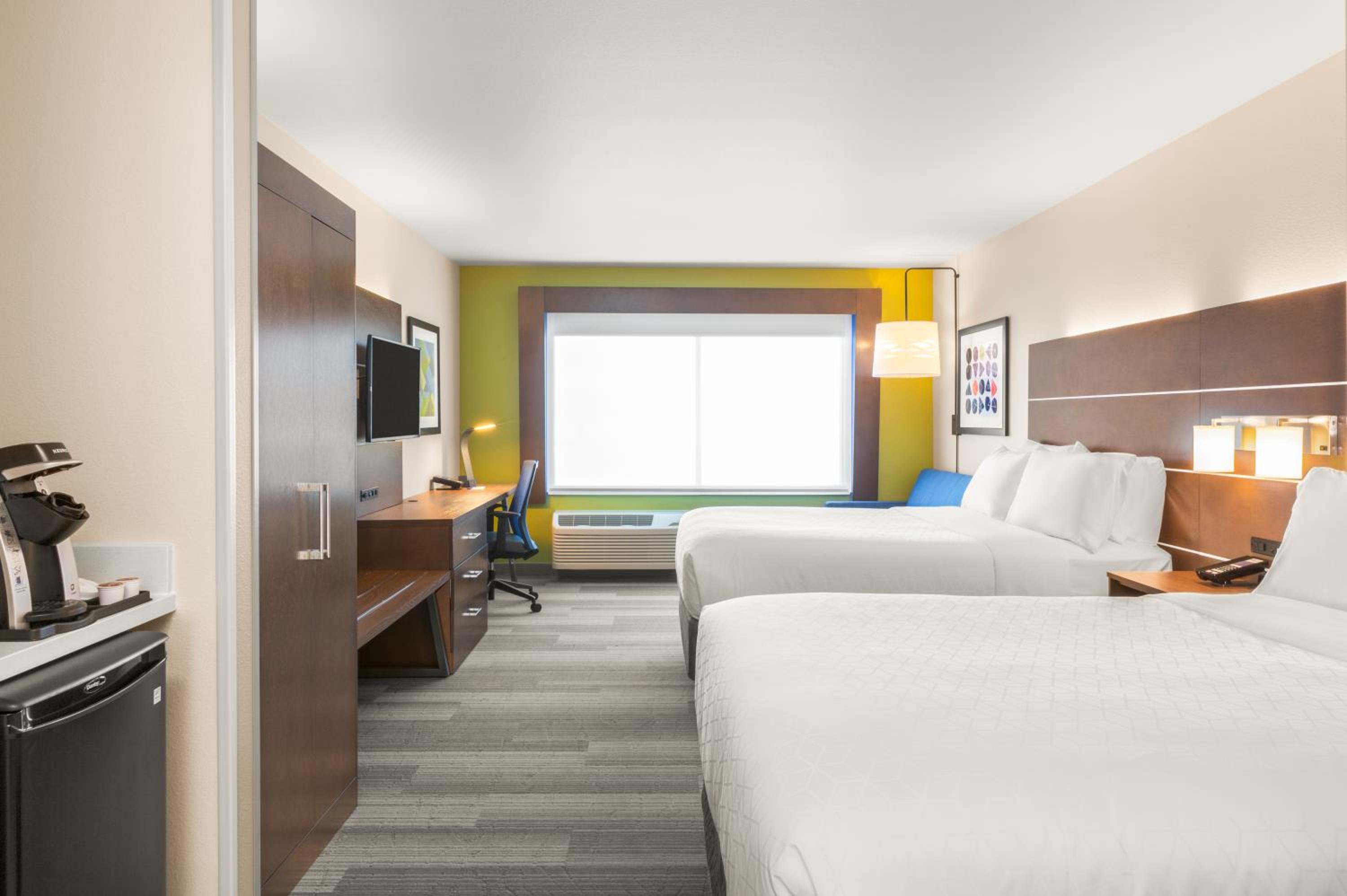 Queen Suite with Two Queen Beds and Single Sofa Bed - Communications Accessible