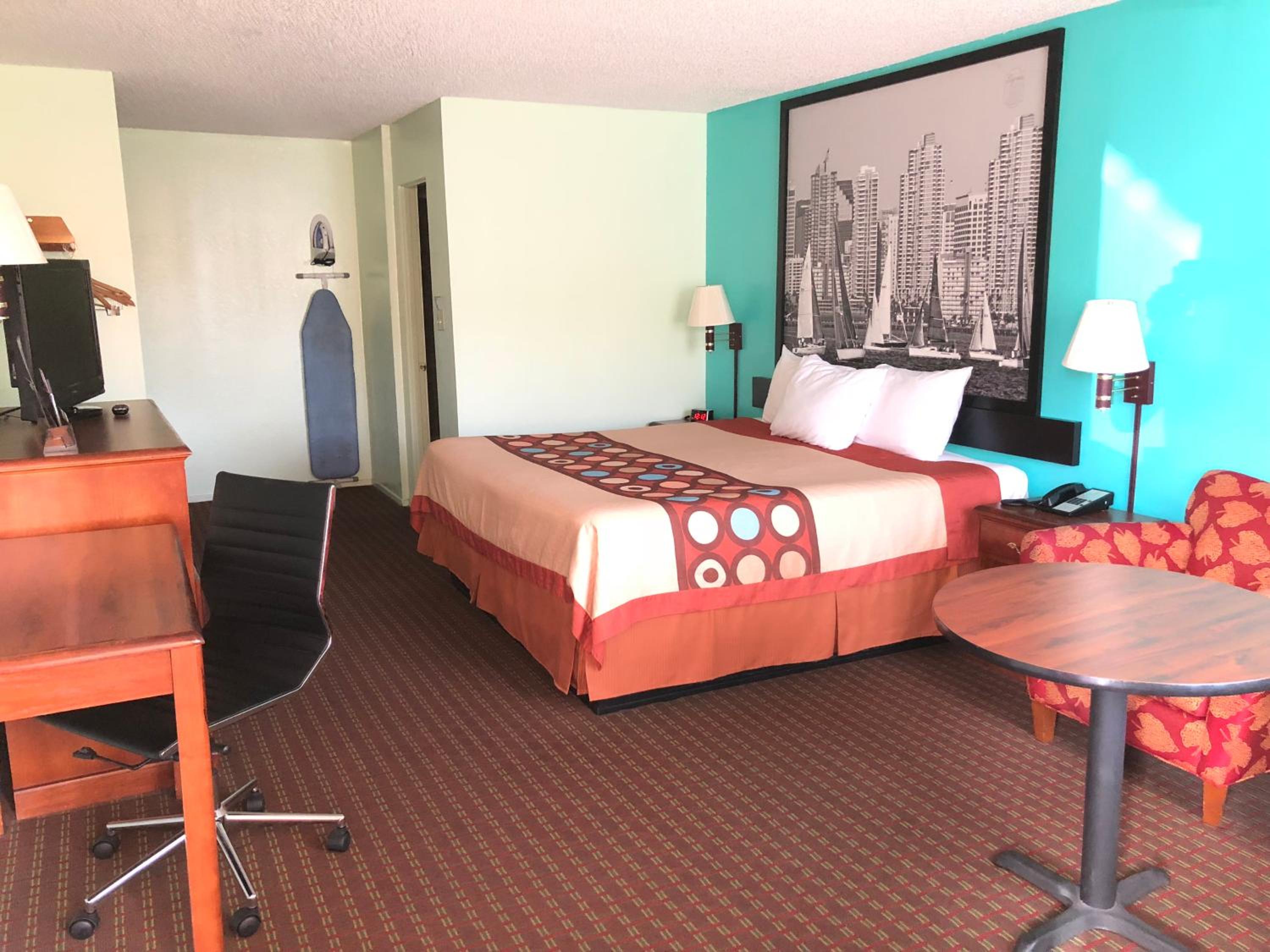 King Room - Non-Smoking - Photo 4