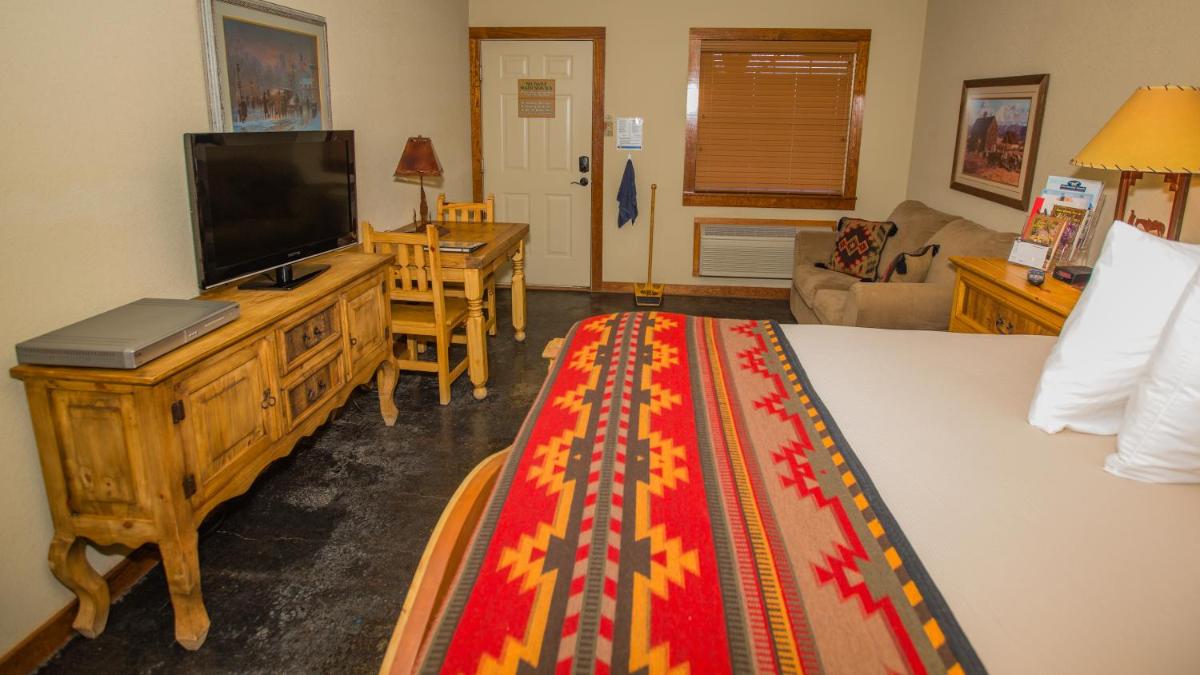 Family Room with Private Bathroom photo 3