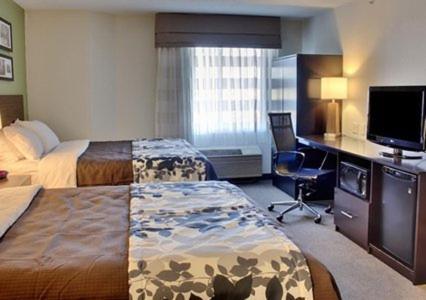 Queen Room with Two Queen Beds - Non-Smoking - Photo 3