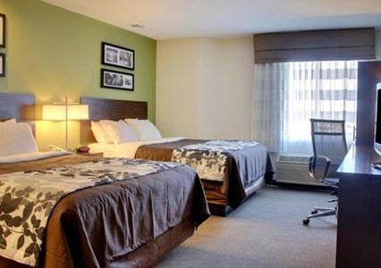 Queen Room with Two Queen Beds - Non-Smoking - Photo 1