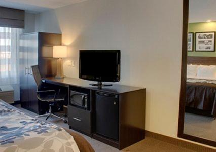 Queen Room with Two Queen Beds - Non-Smoking - Photo 4