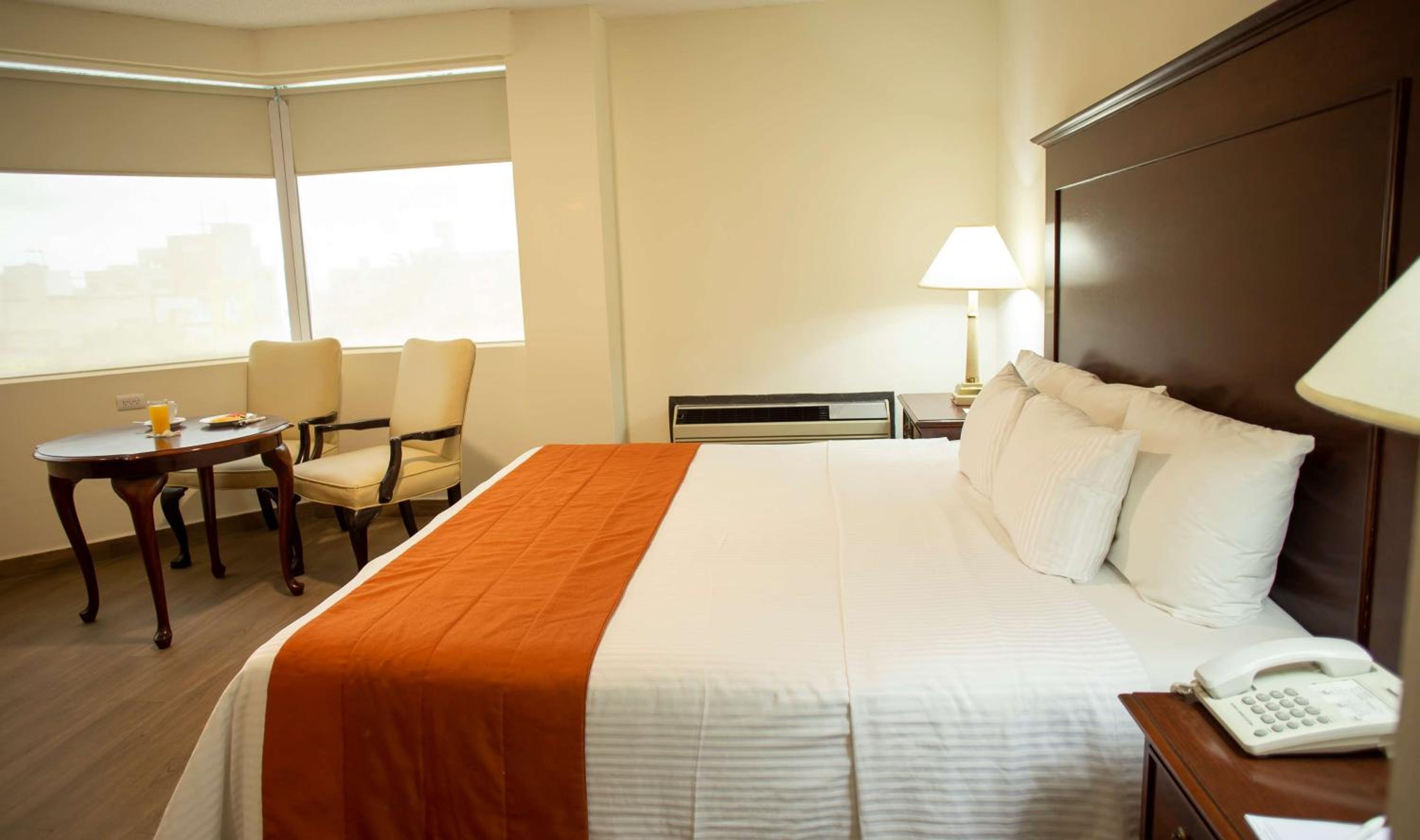 King Room - Non-Smoking - Photo 2