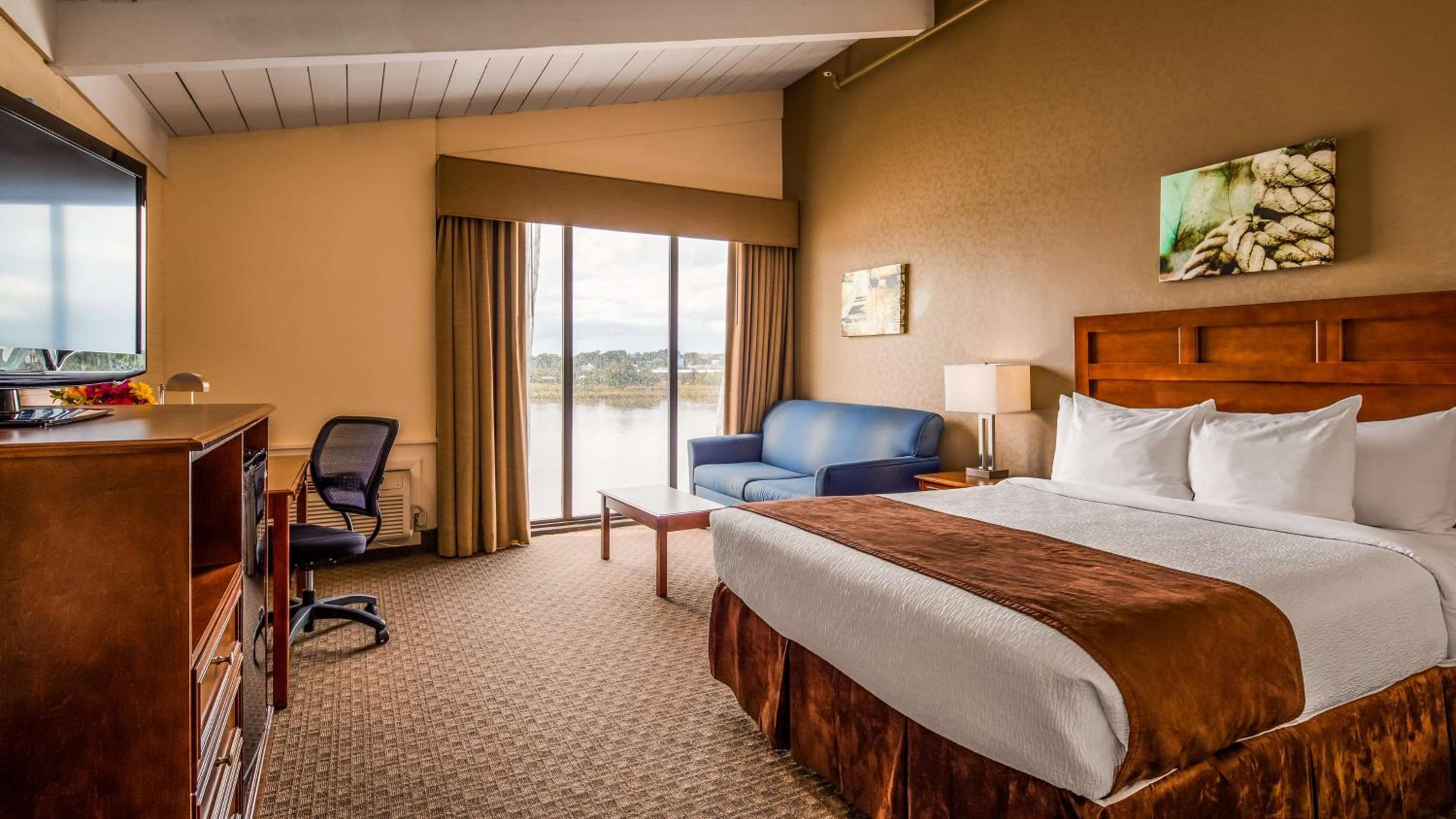 King Room with Sofa Bed - Water view - Non Smoking - Photo 4