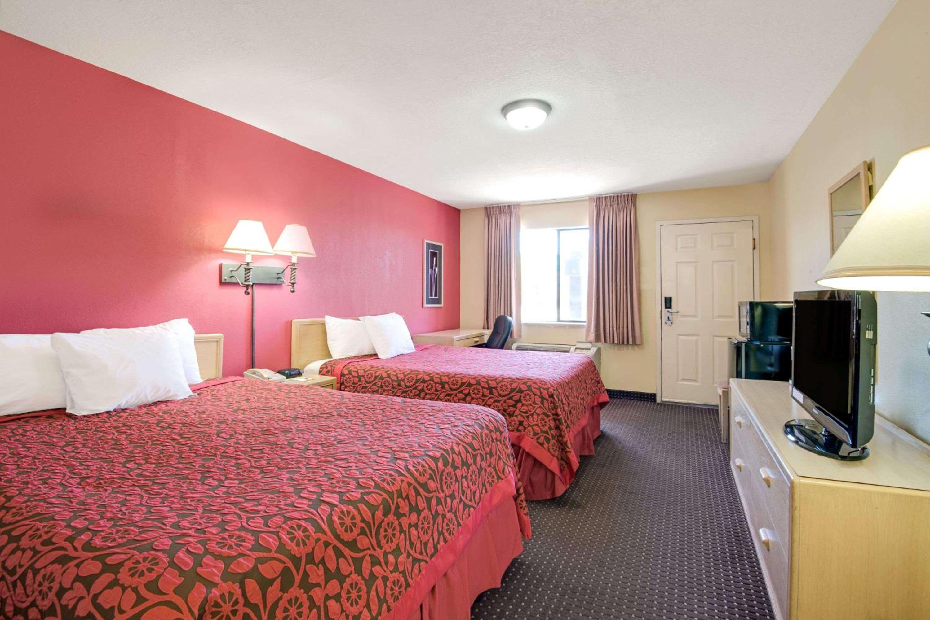 Queen Room with Two Queen Beds - Smoking - Photo 8