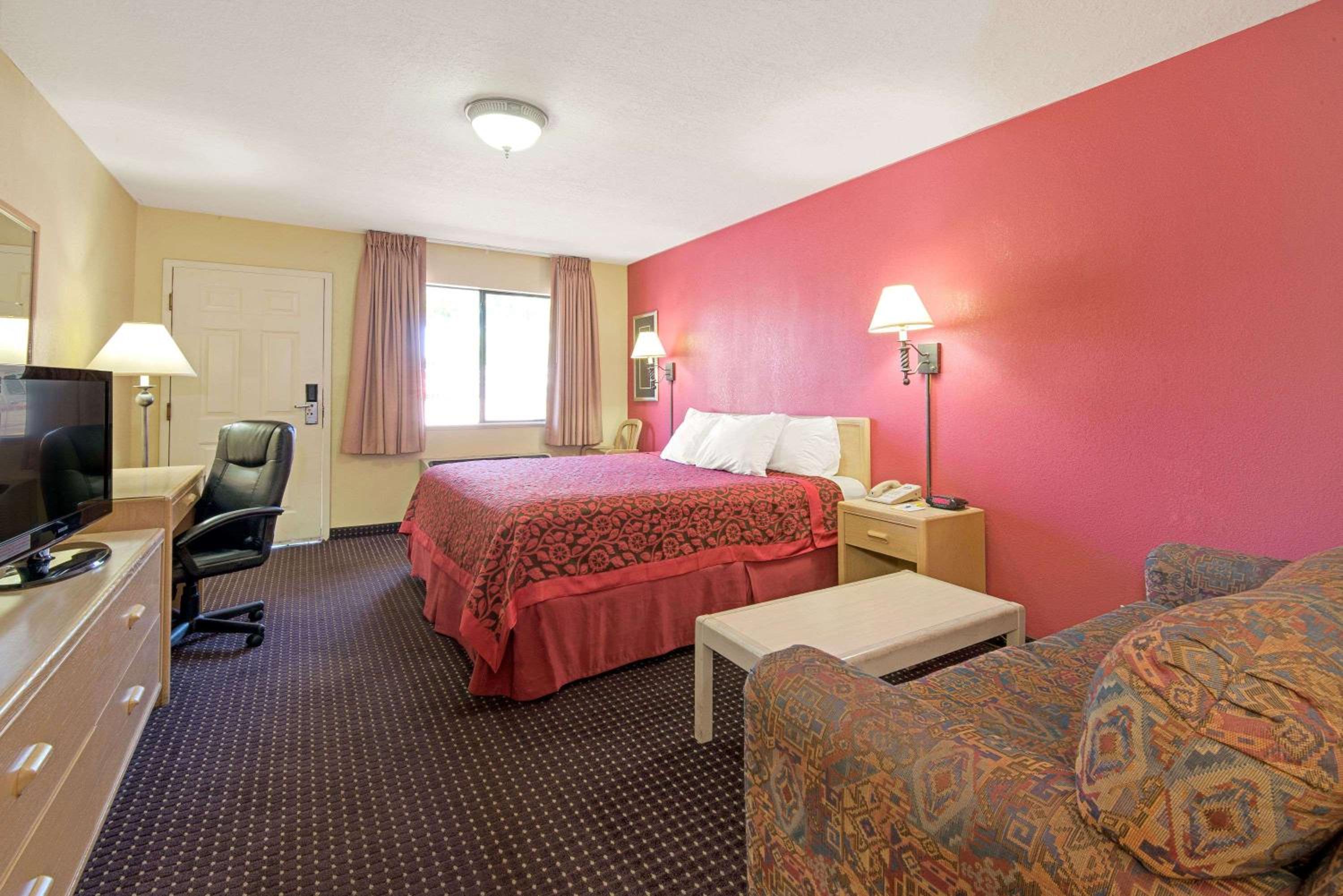King Room - Non-Smoking - Photo 6