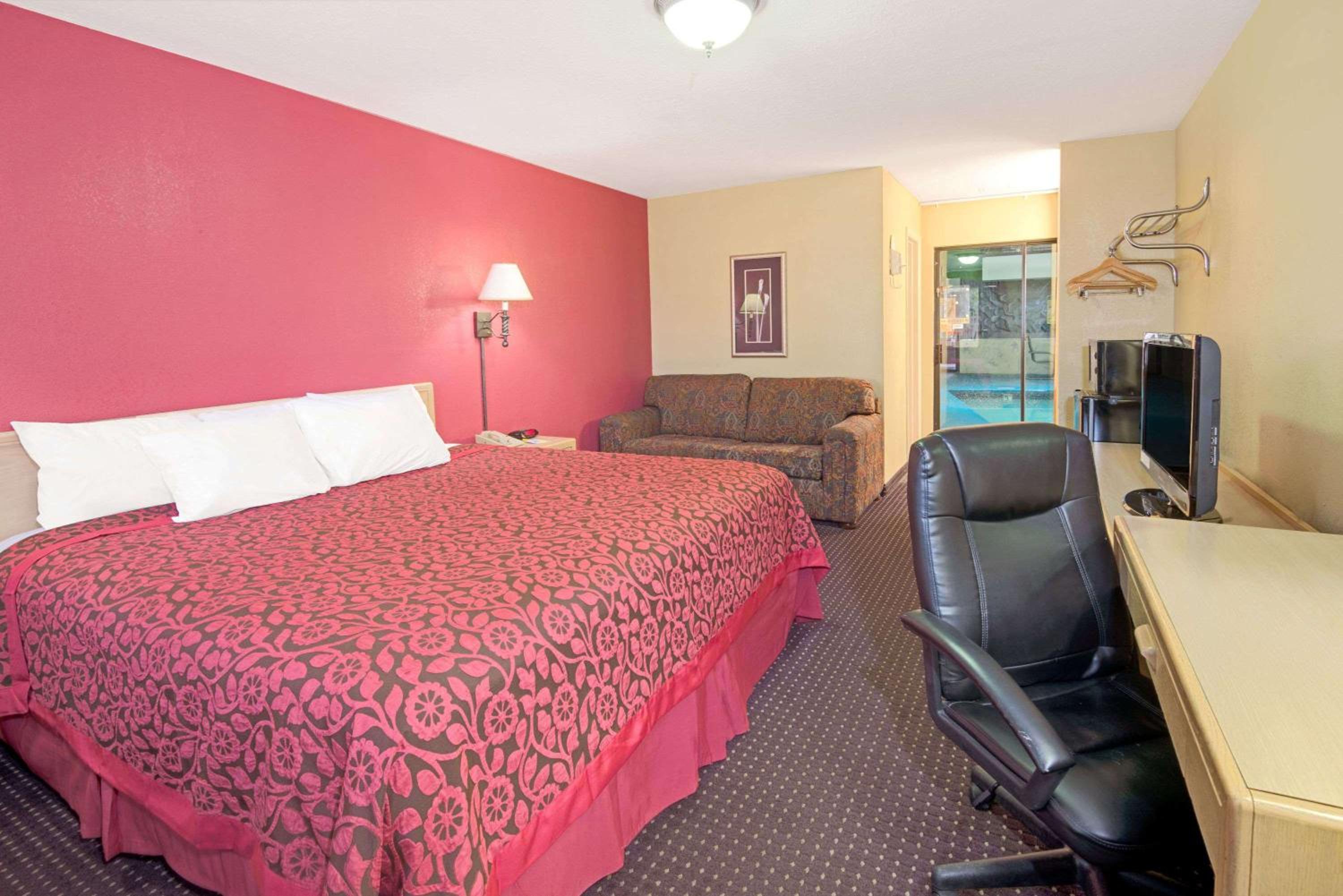 King Room - Non-Smoking - Photo 8