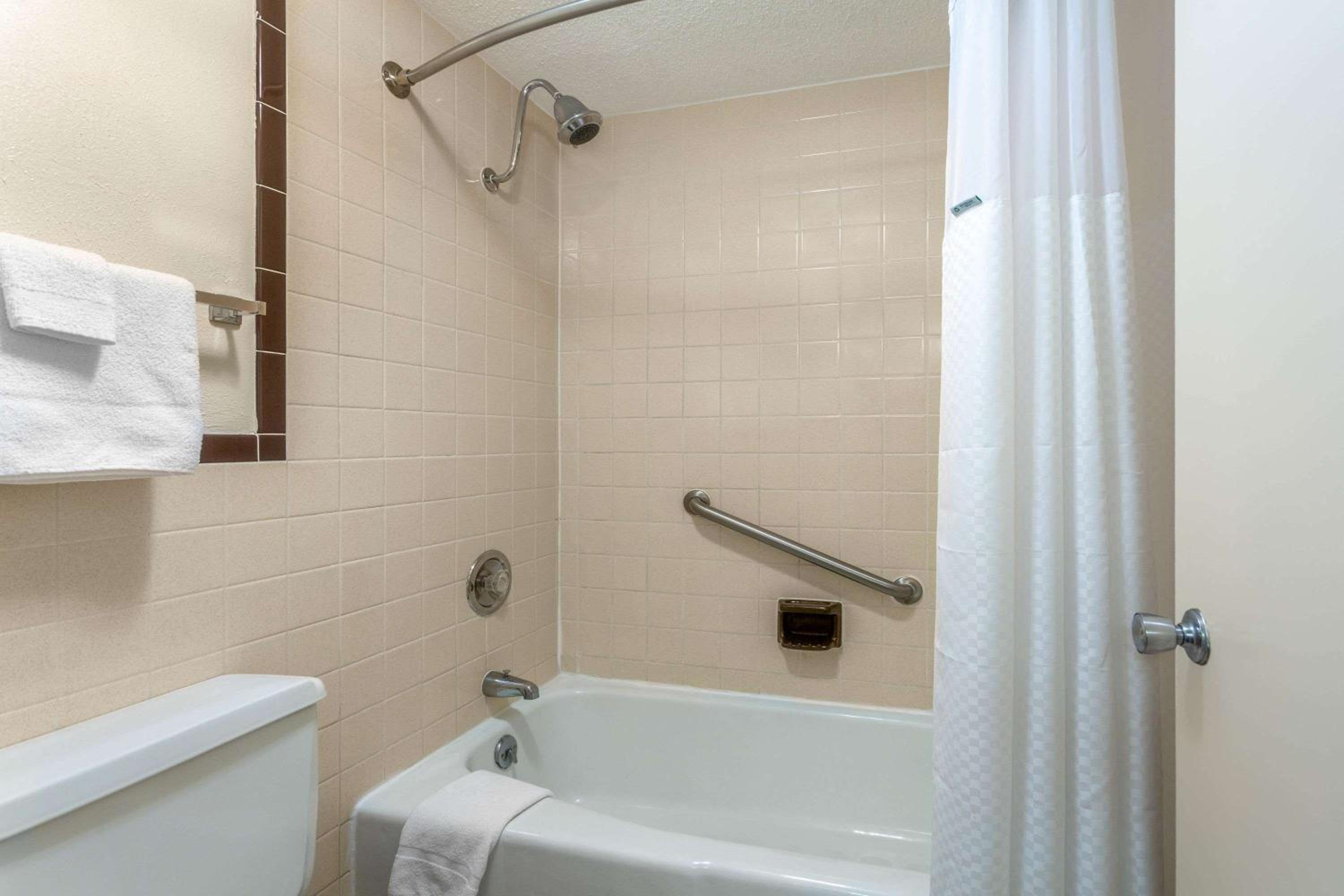 Queen Room - Non-Smoking photo 3