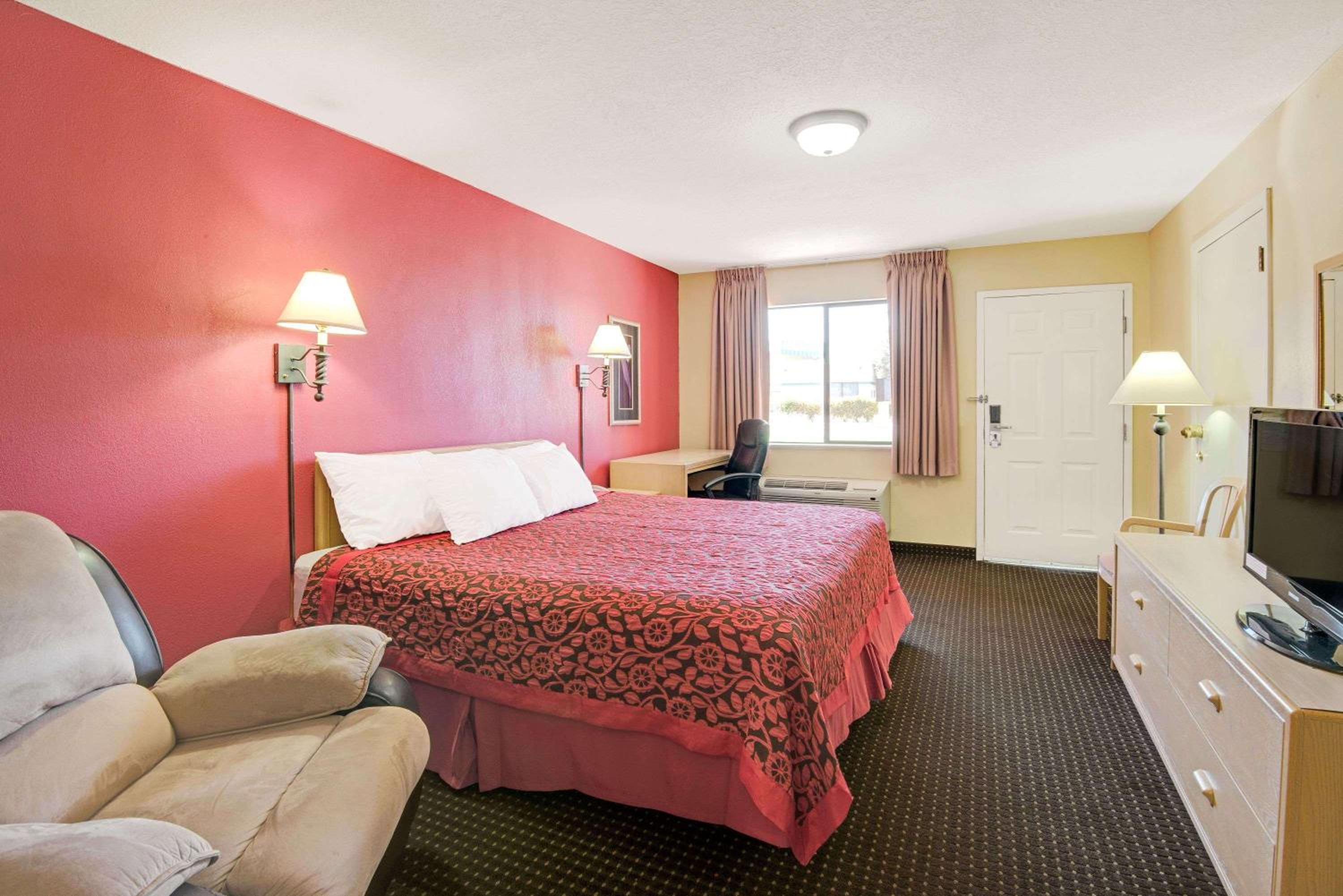 King Room - Non-Smoking - Photo 9