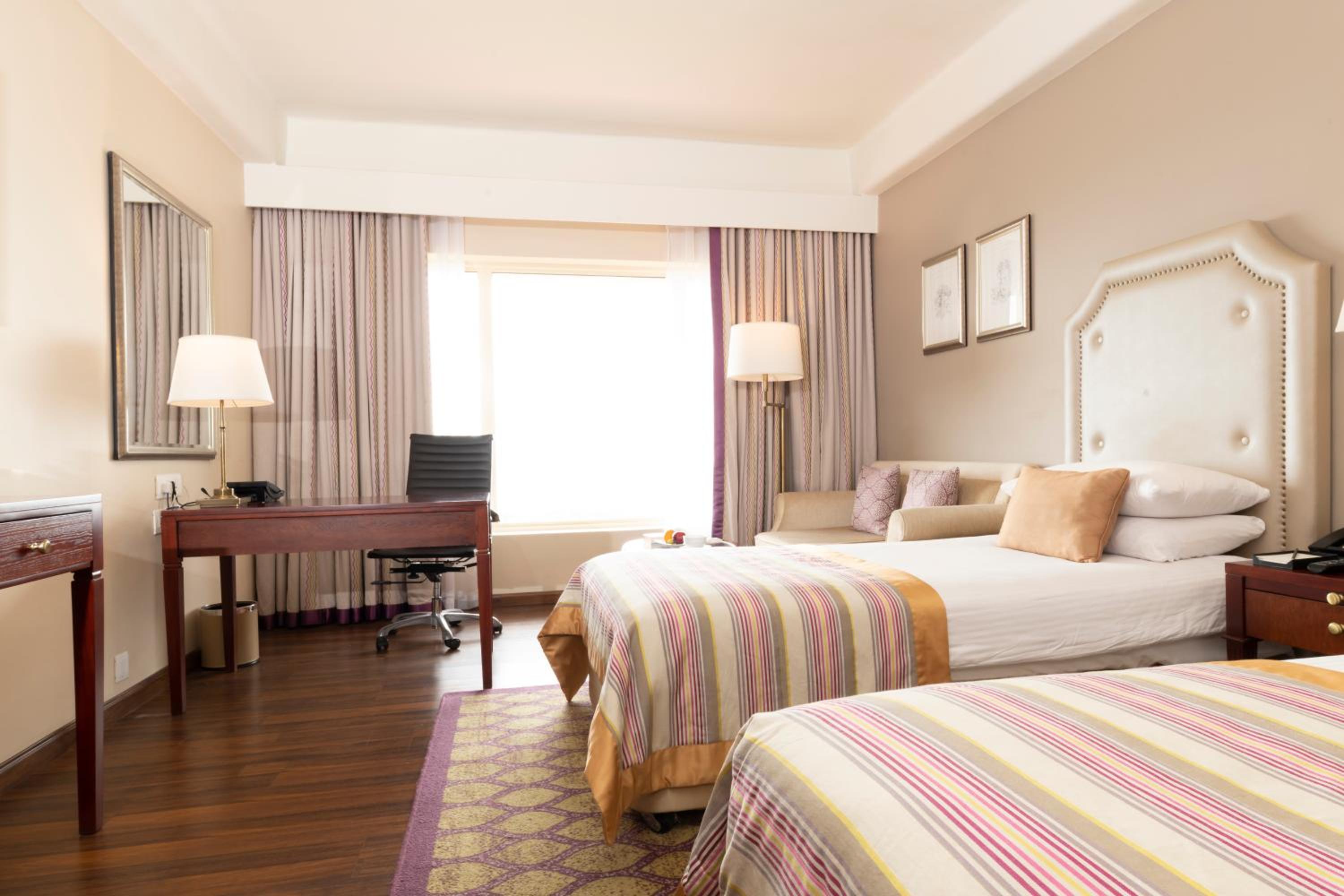 Deluxe Room City View Twin Bed - Photo 4