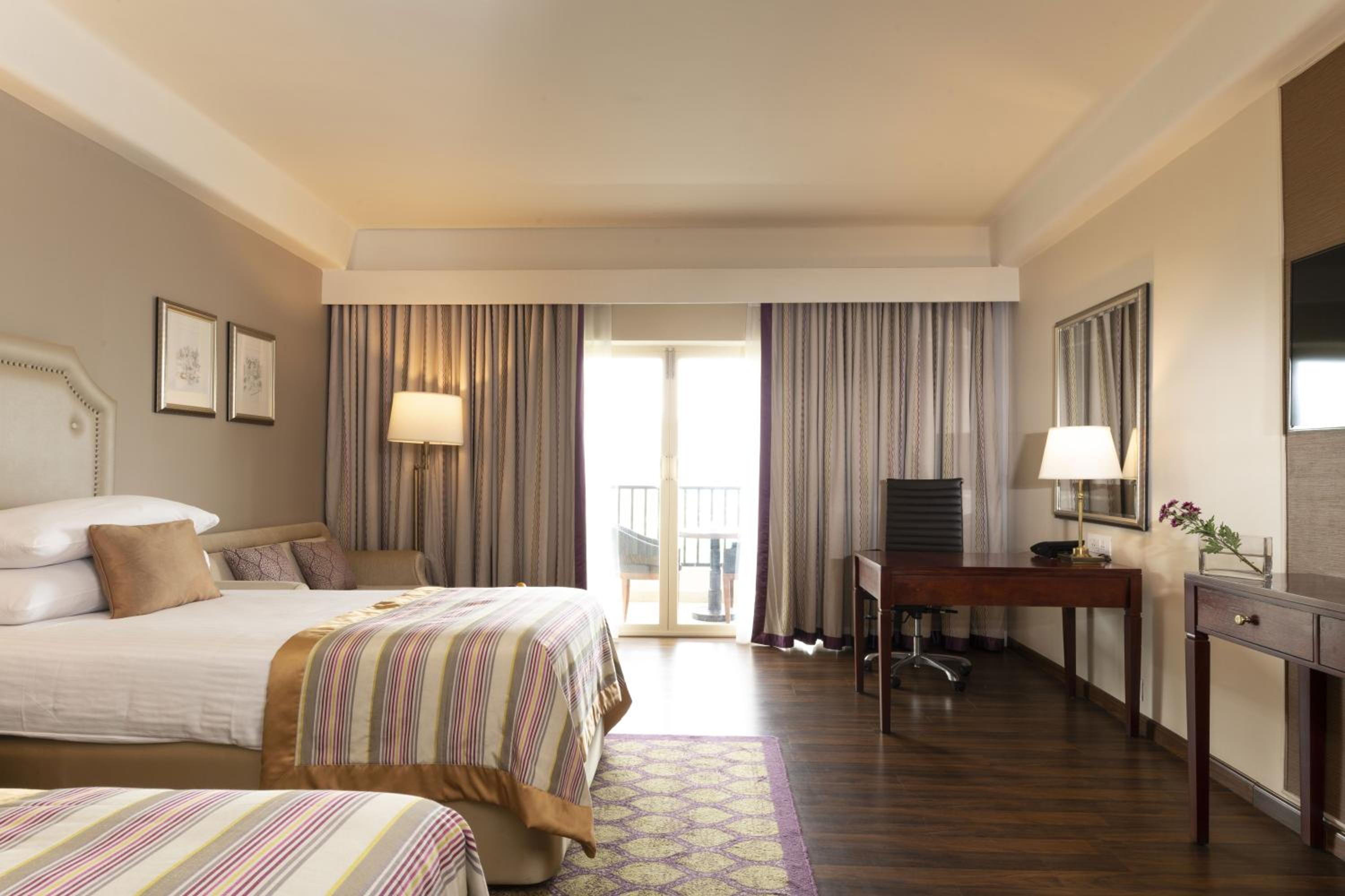 Deluxe Room City View Twin Bed - Photo 1