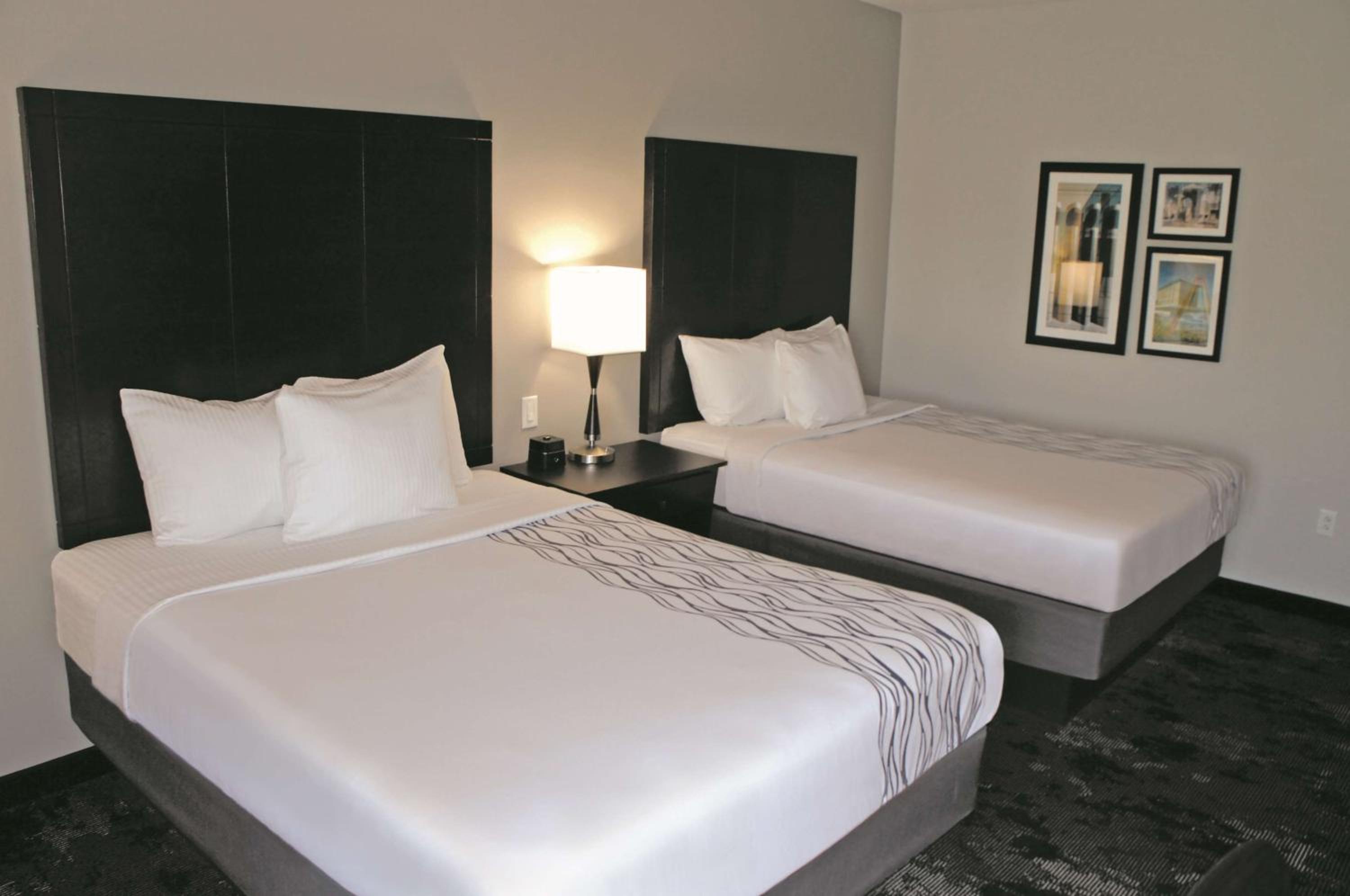 Queen Room - Mobility/Hearing Accessible/ Non-Smoking - Photo 1