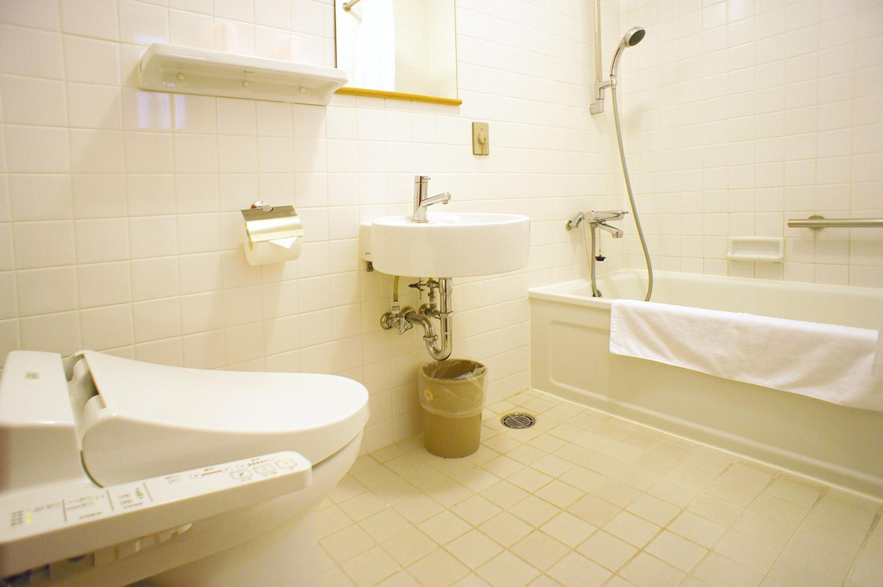 Standard Twin Room thumbnail 5