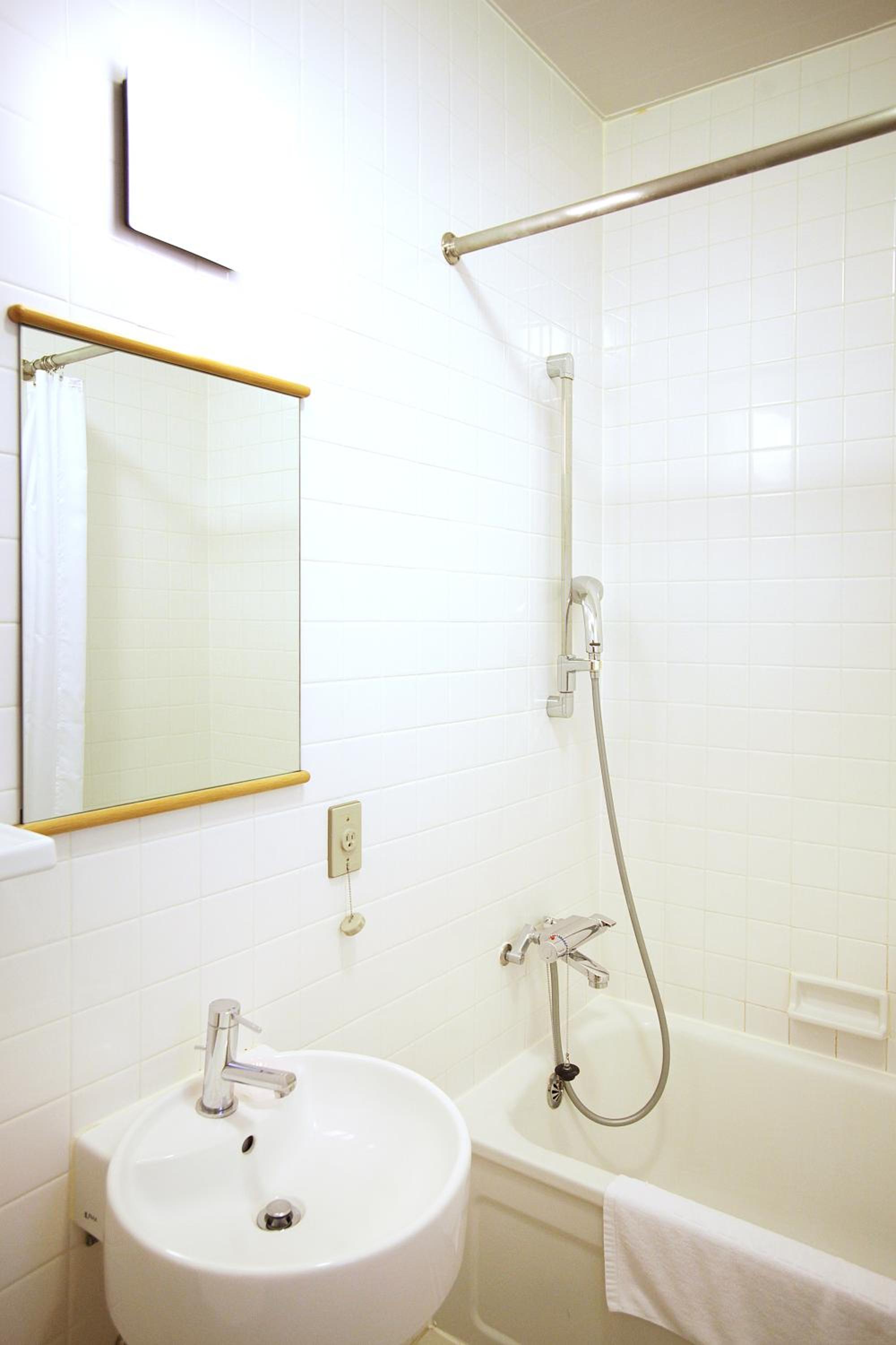 Standard Twin Room thumbnail 6