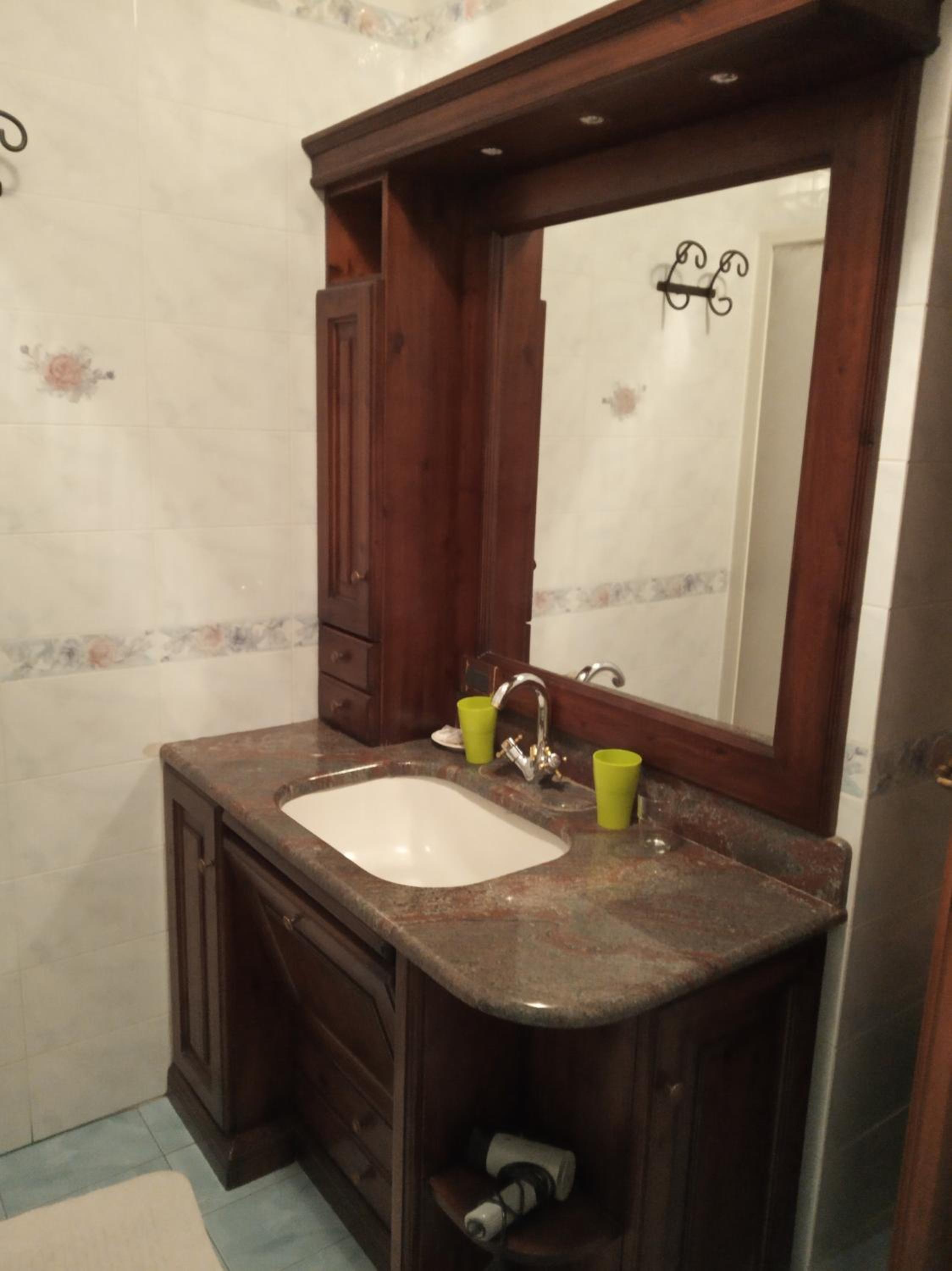 Budget Twin Room - Photo 4