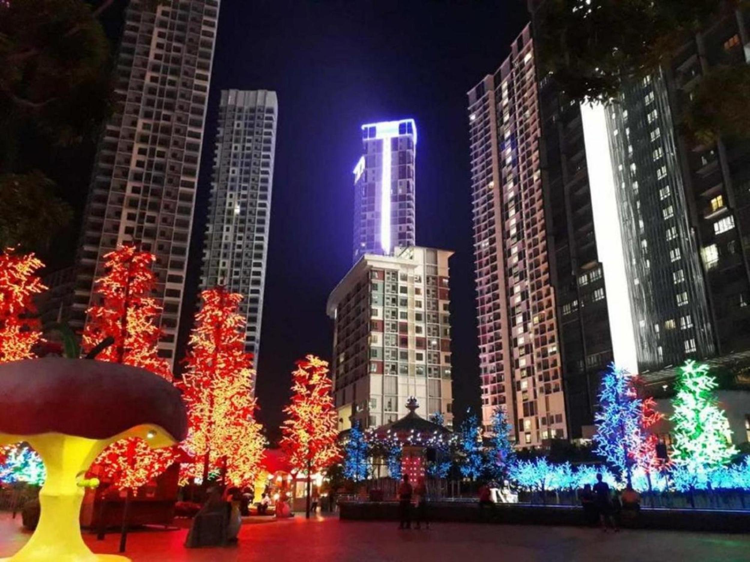 带泳池景观的公寓