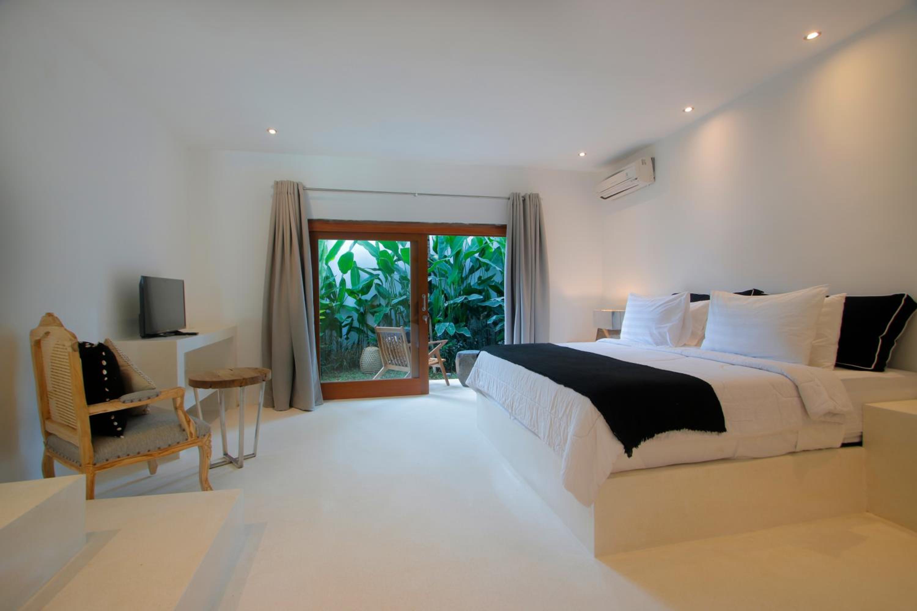 Two-Bedroom Villa with Garden Private Pool - Photo 11