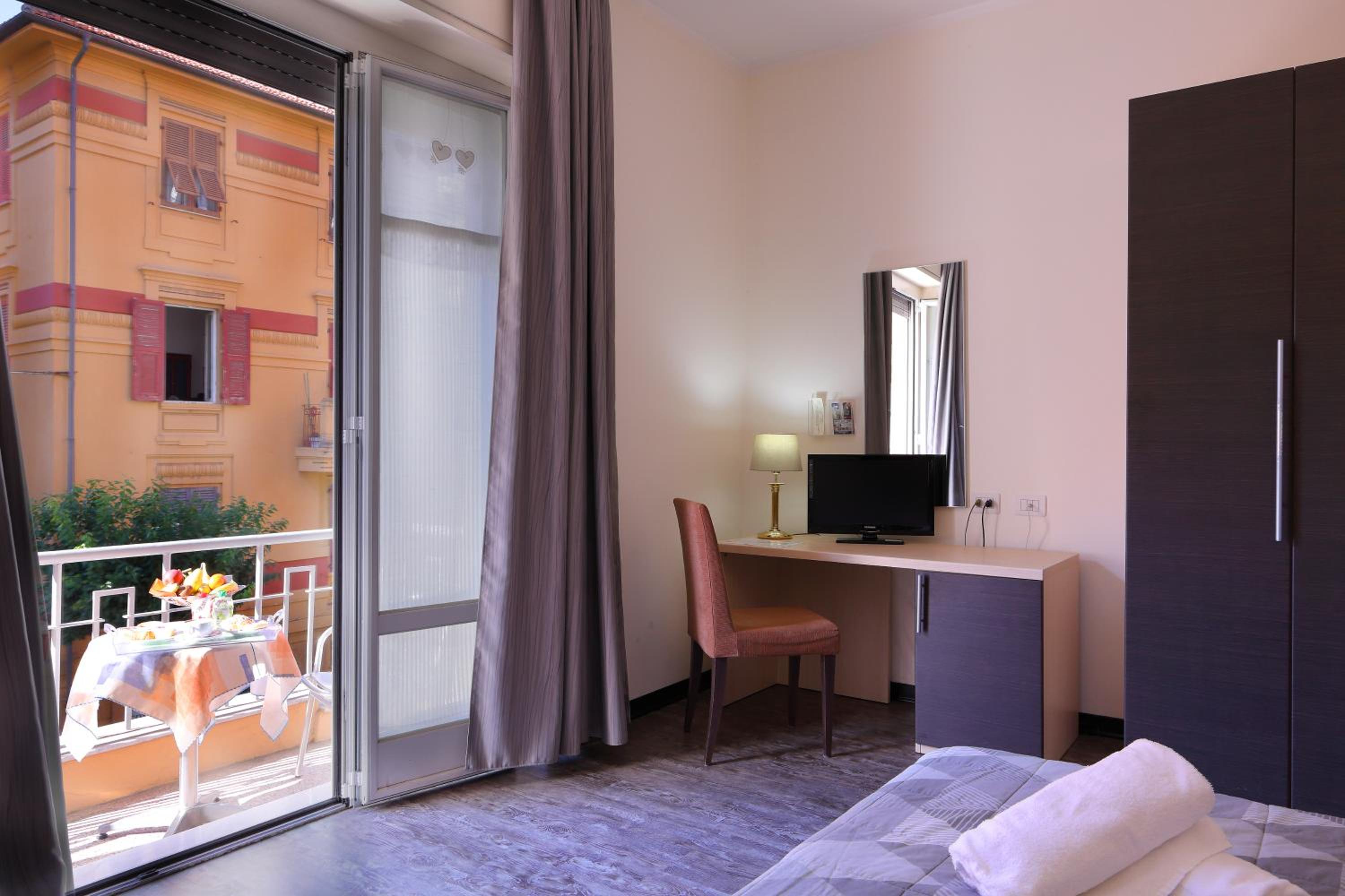 Standard Double or Twin Room - Photo 9