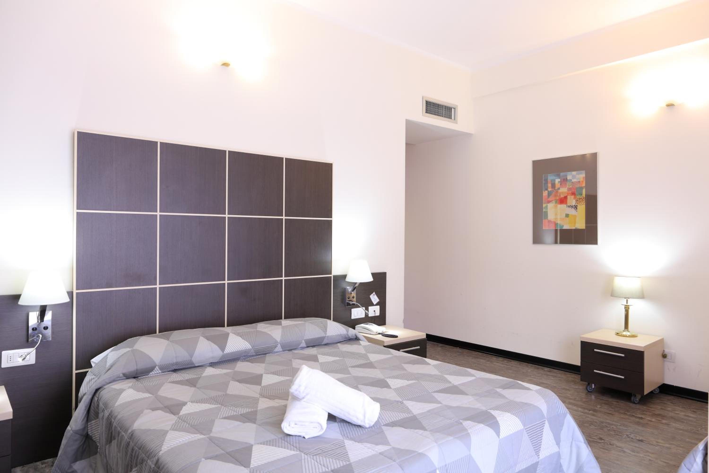 Standard Double or Twin Room - Photo 10