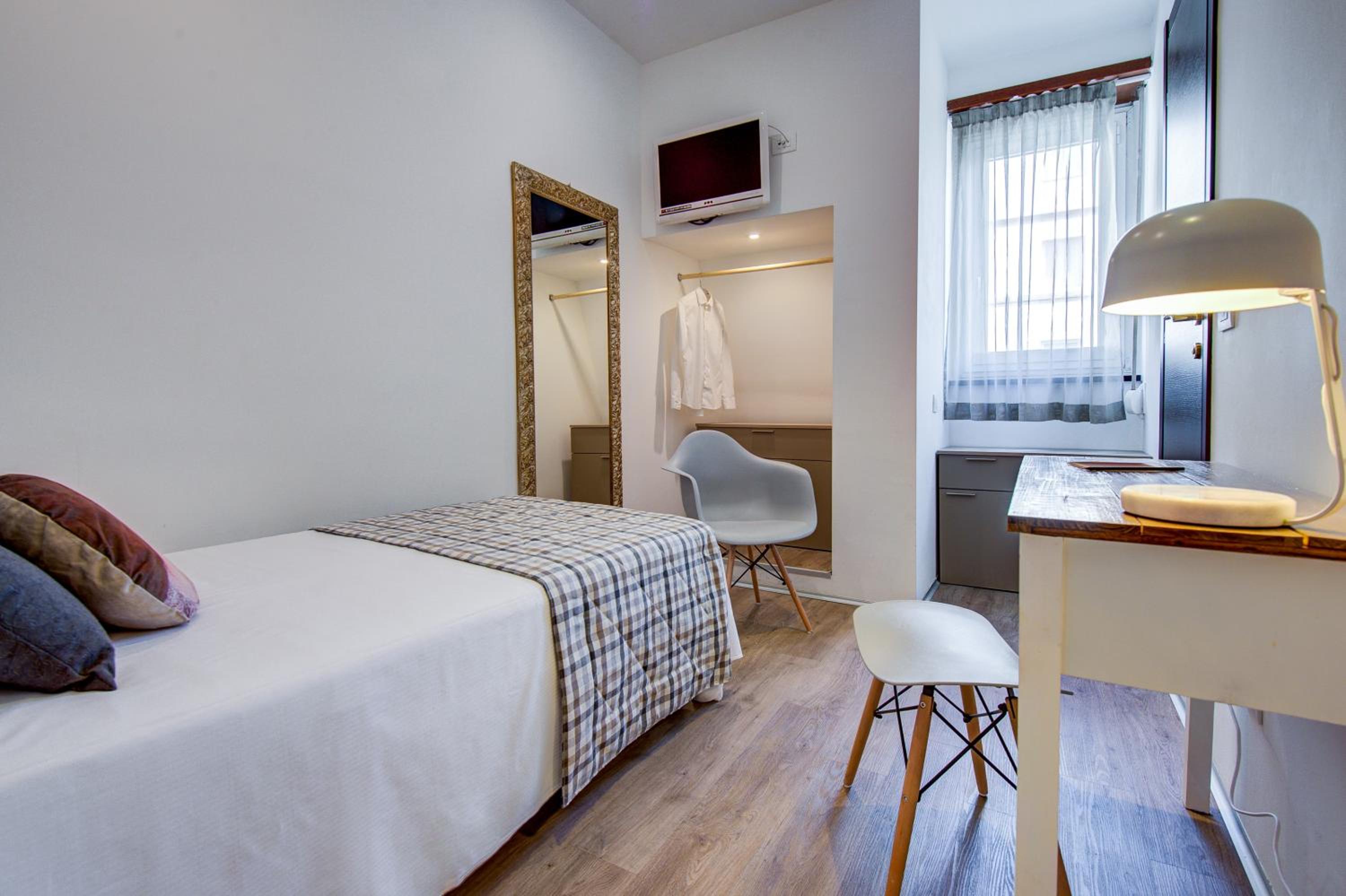 Single Room thumbnail 5