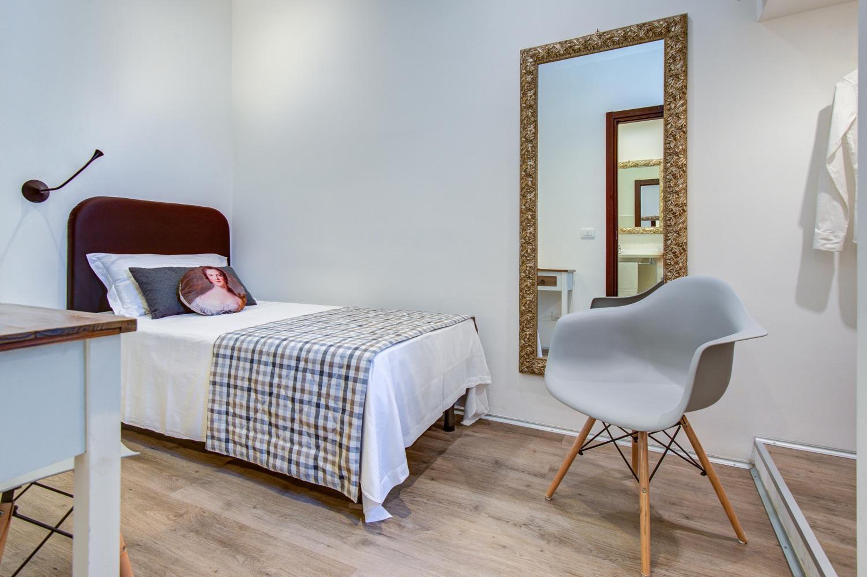 Single Room thumbnail 6