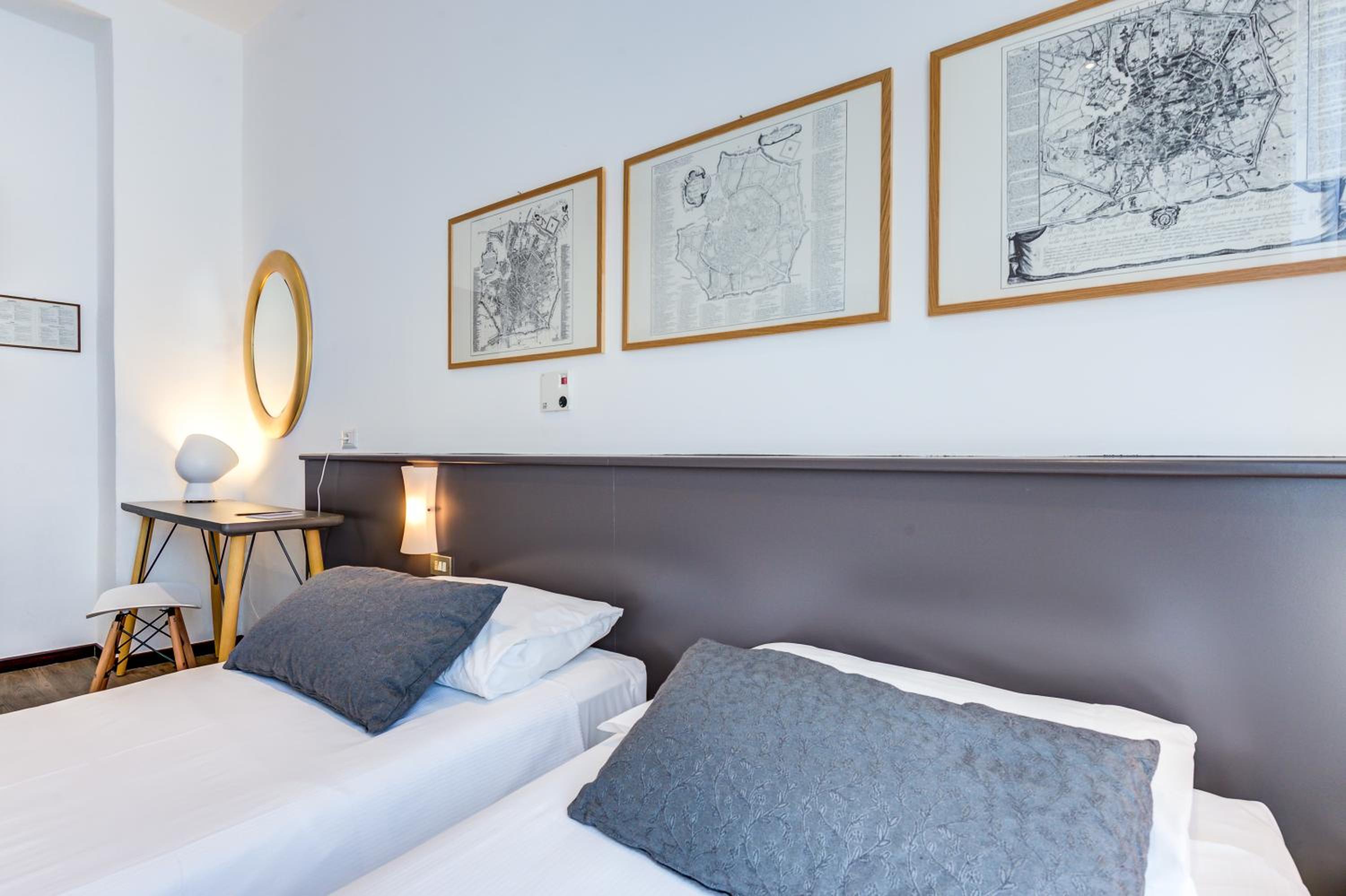 Twin Room thumbnail 5