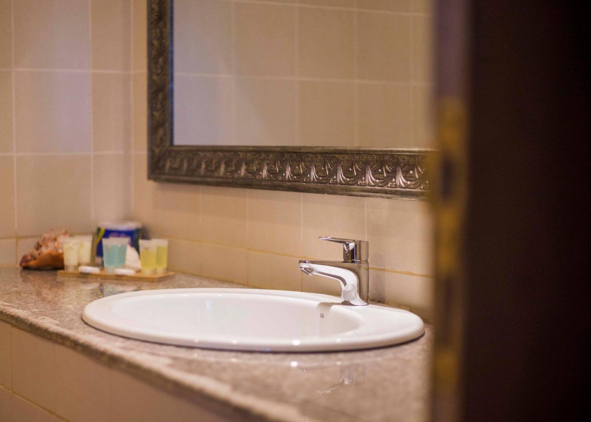 Deluxe Room with Sea View - Photo 11