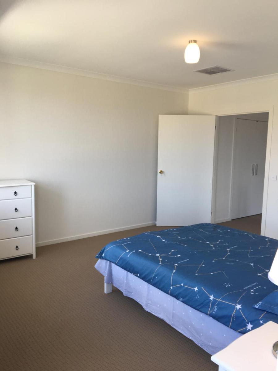 Ensuite Queen Room with bathroom photo 2