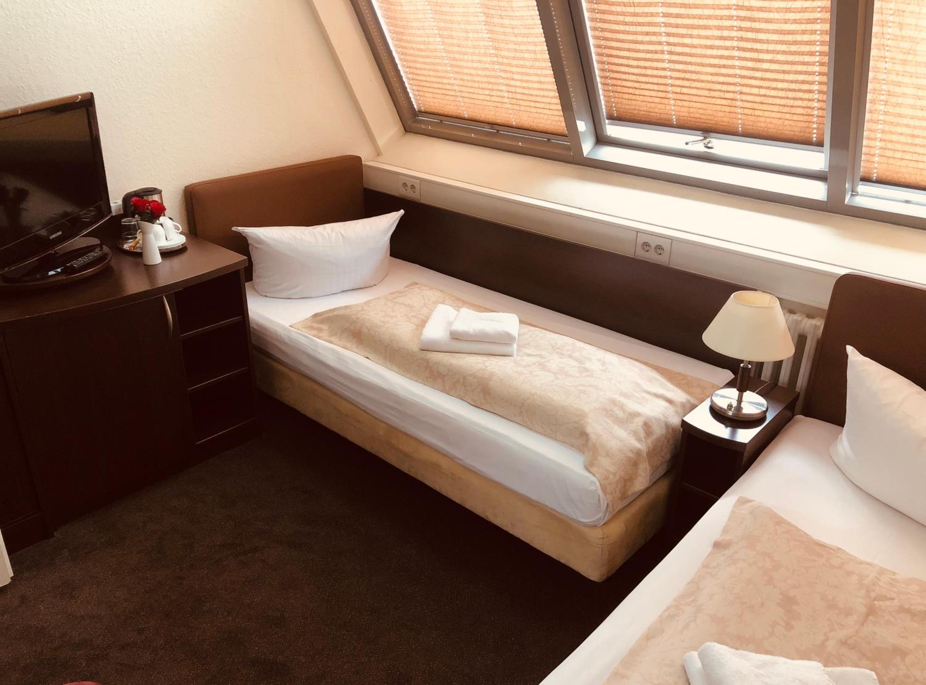 Economy Twin Room thumbnail 6